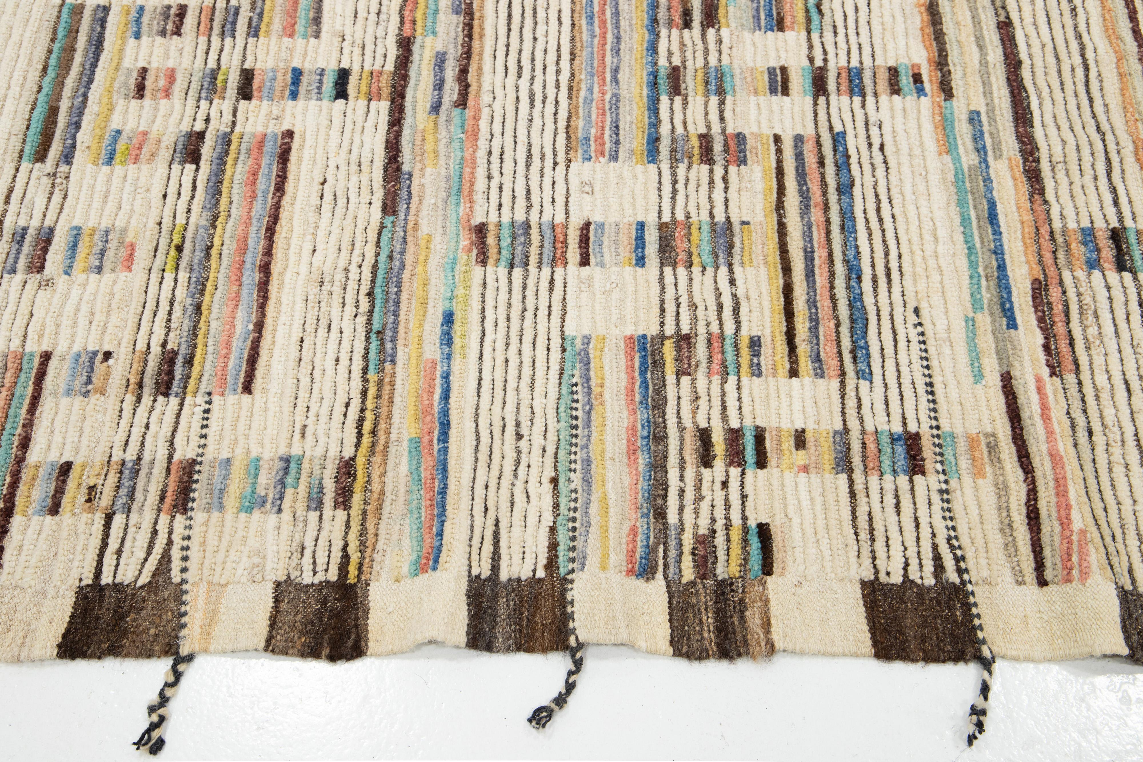 Tappeto contemporaneo in lana in stile marocchino fatto a mano con disegno geometrico multicolore in vendita 1