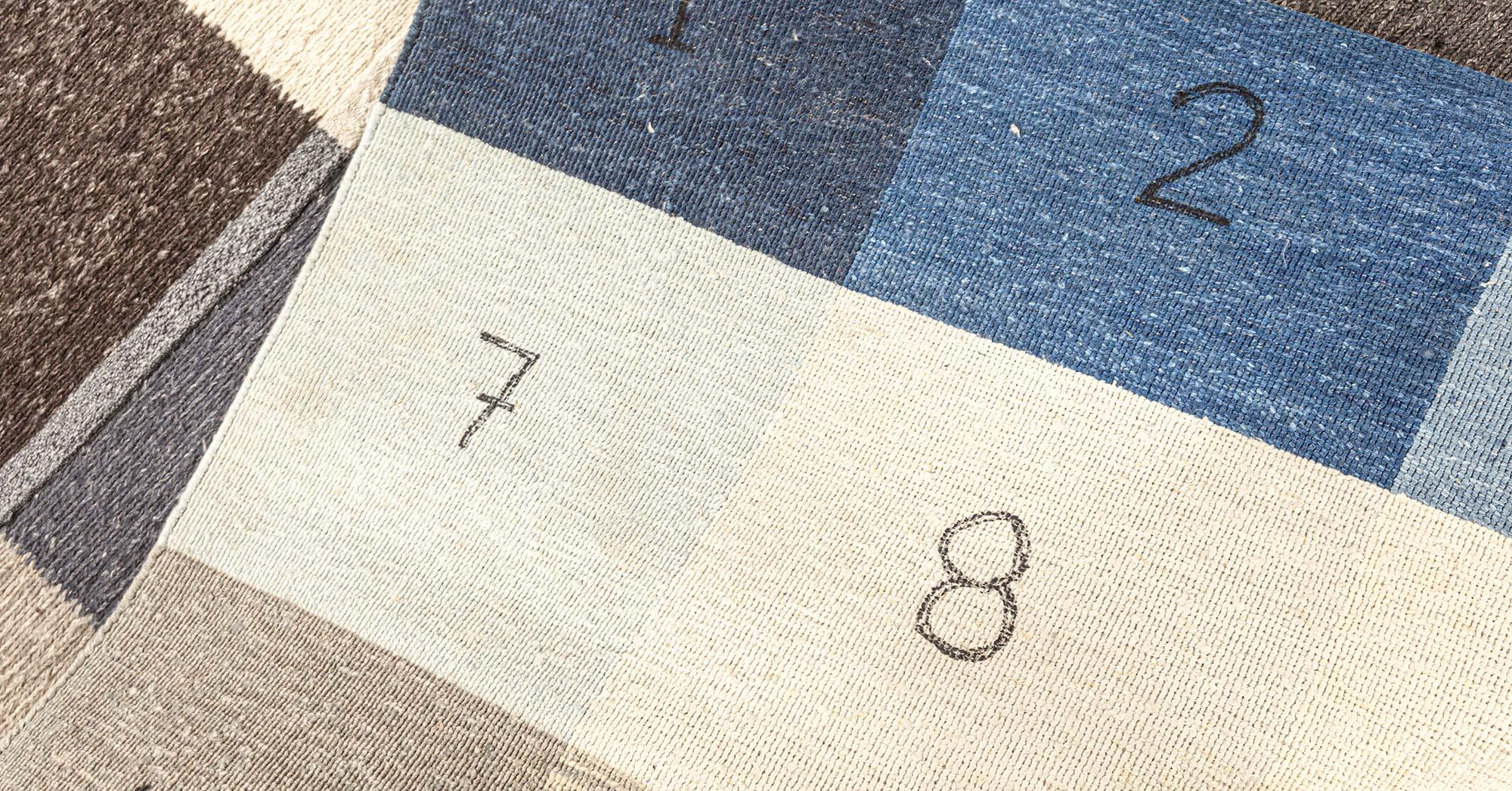 Zeitgenössischer handgefertigter mehrfarbiger Teppich von Doris Leslie Blau (Wolle) im Angebot