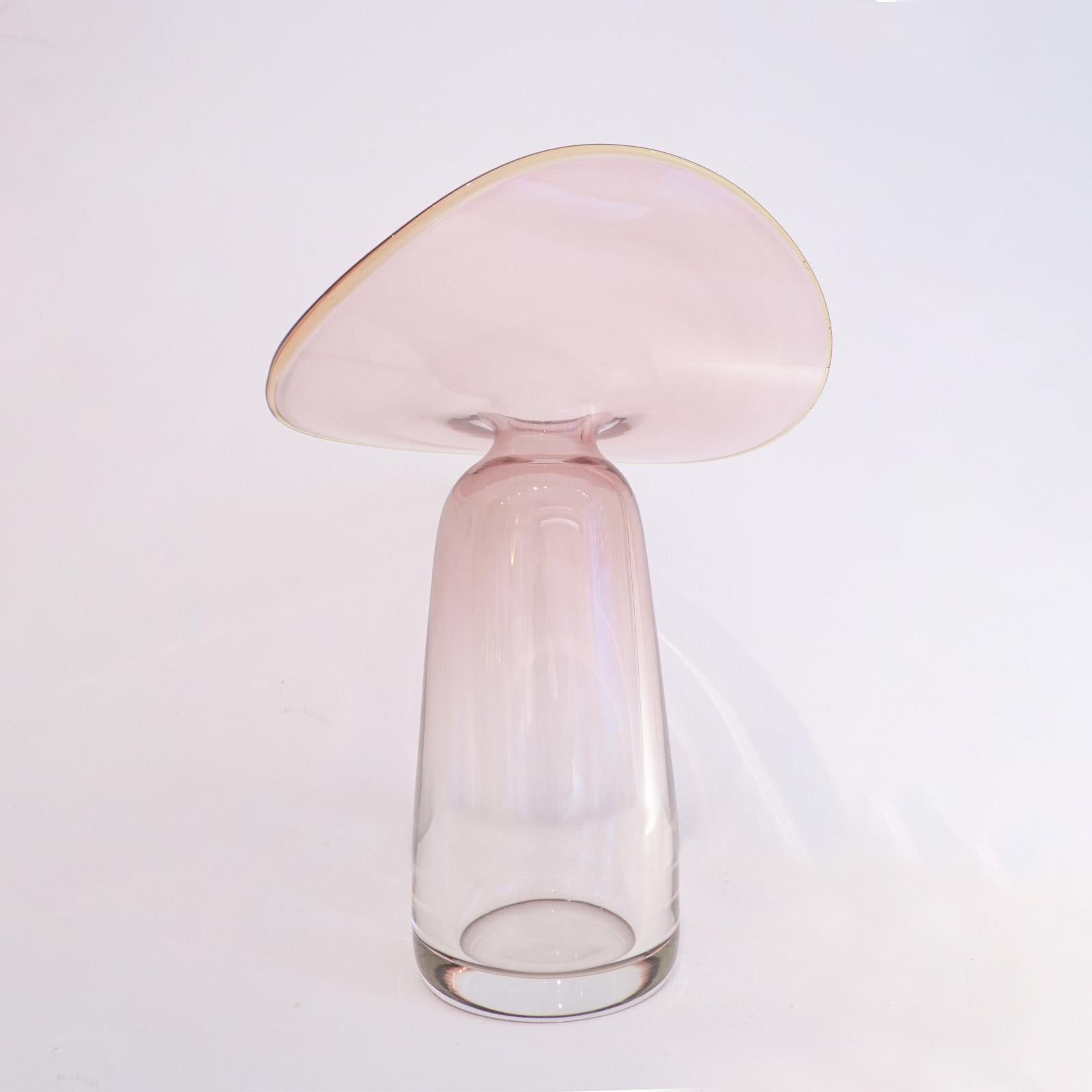 Italiano Vaso Auris B di Atelier A, realizzato a mano in vetro fuso di Murano. in vendita