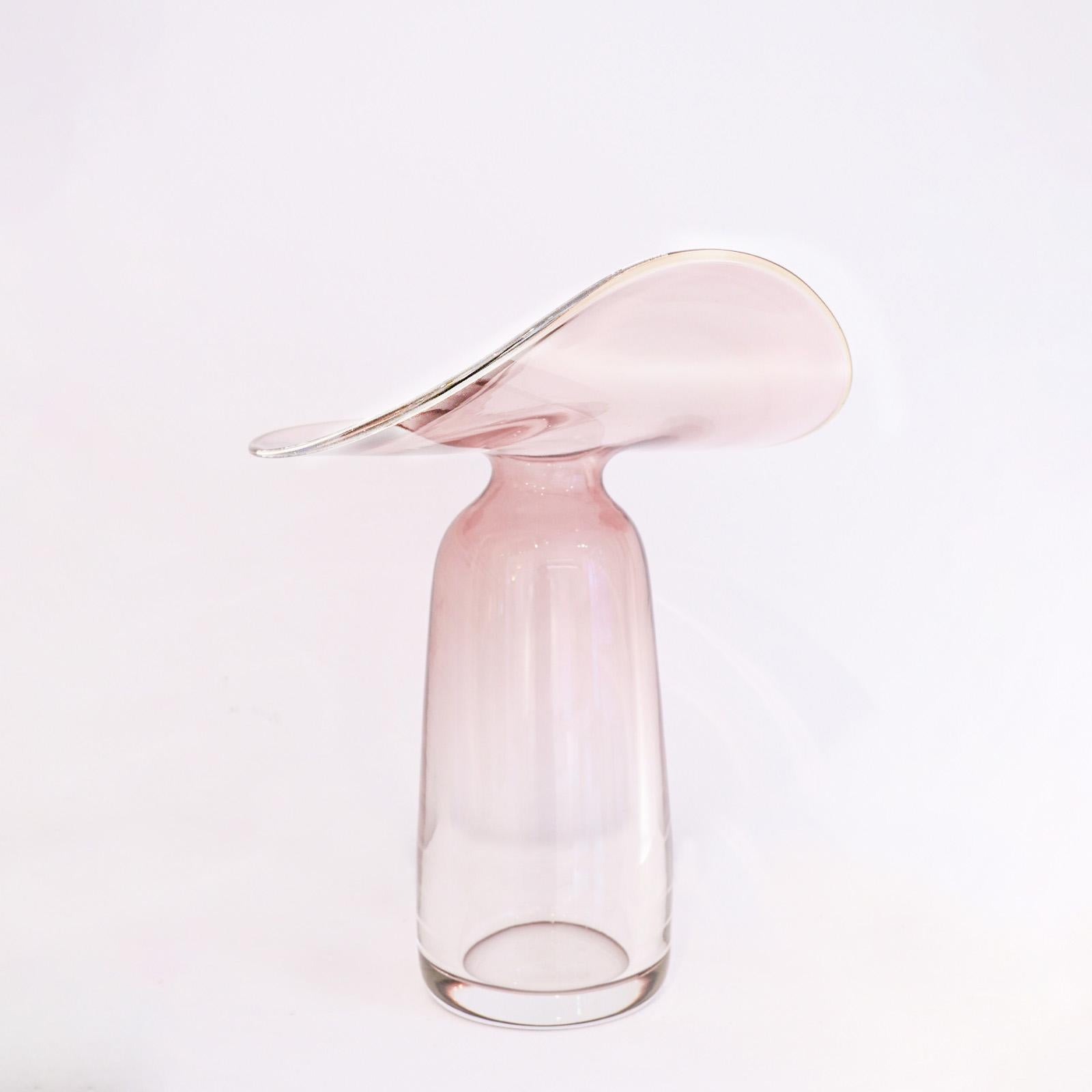 Vaso Auris B di Atelier A, realizzato a mano in vetro fuso di Murano. In condizioni Nuovo in vendita a Milan, IT