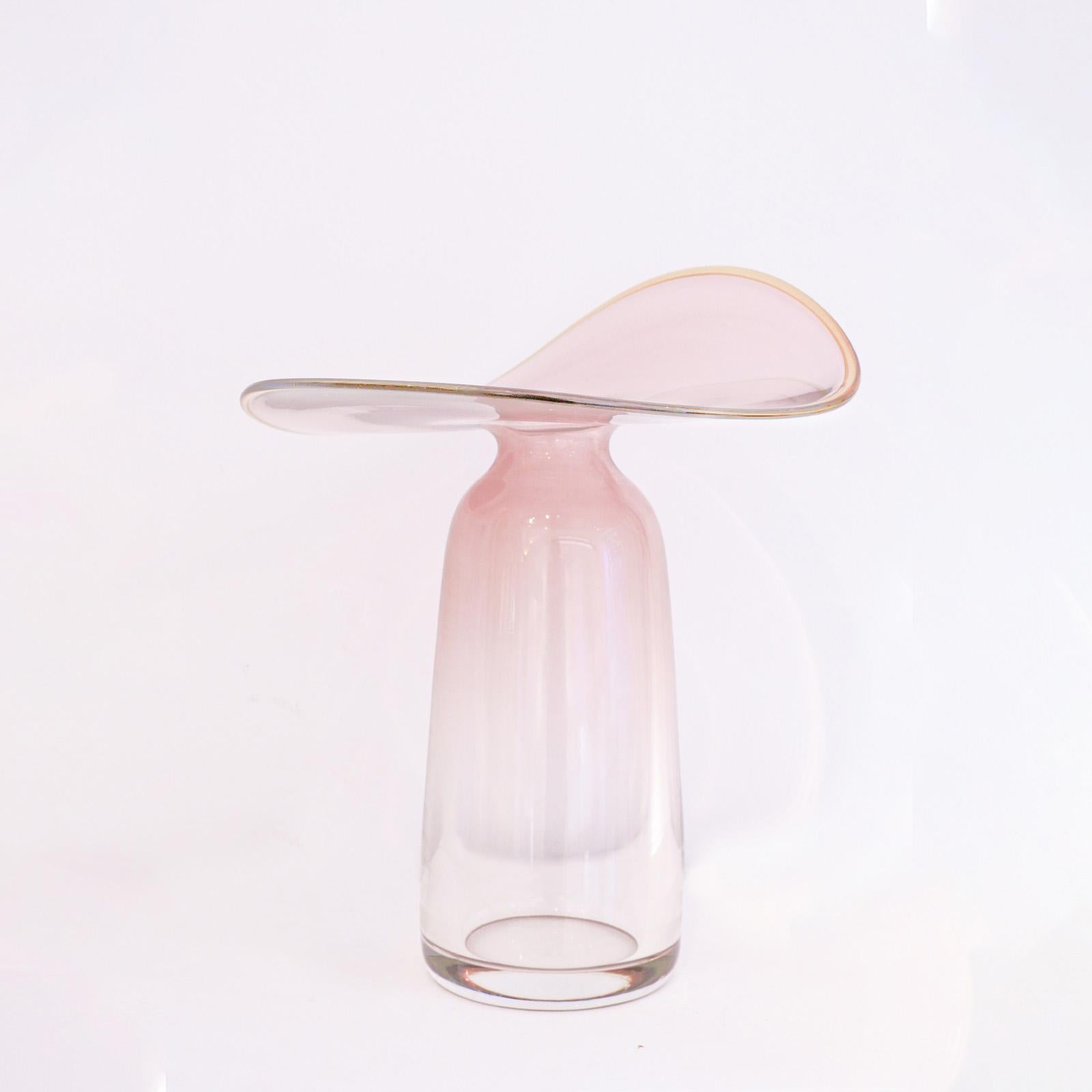 Vetro di Murano Vaso Auris B di Atelier A, realizzato a mano in vetro fuso di Murano. in vendita