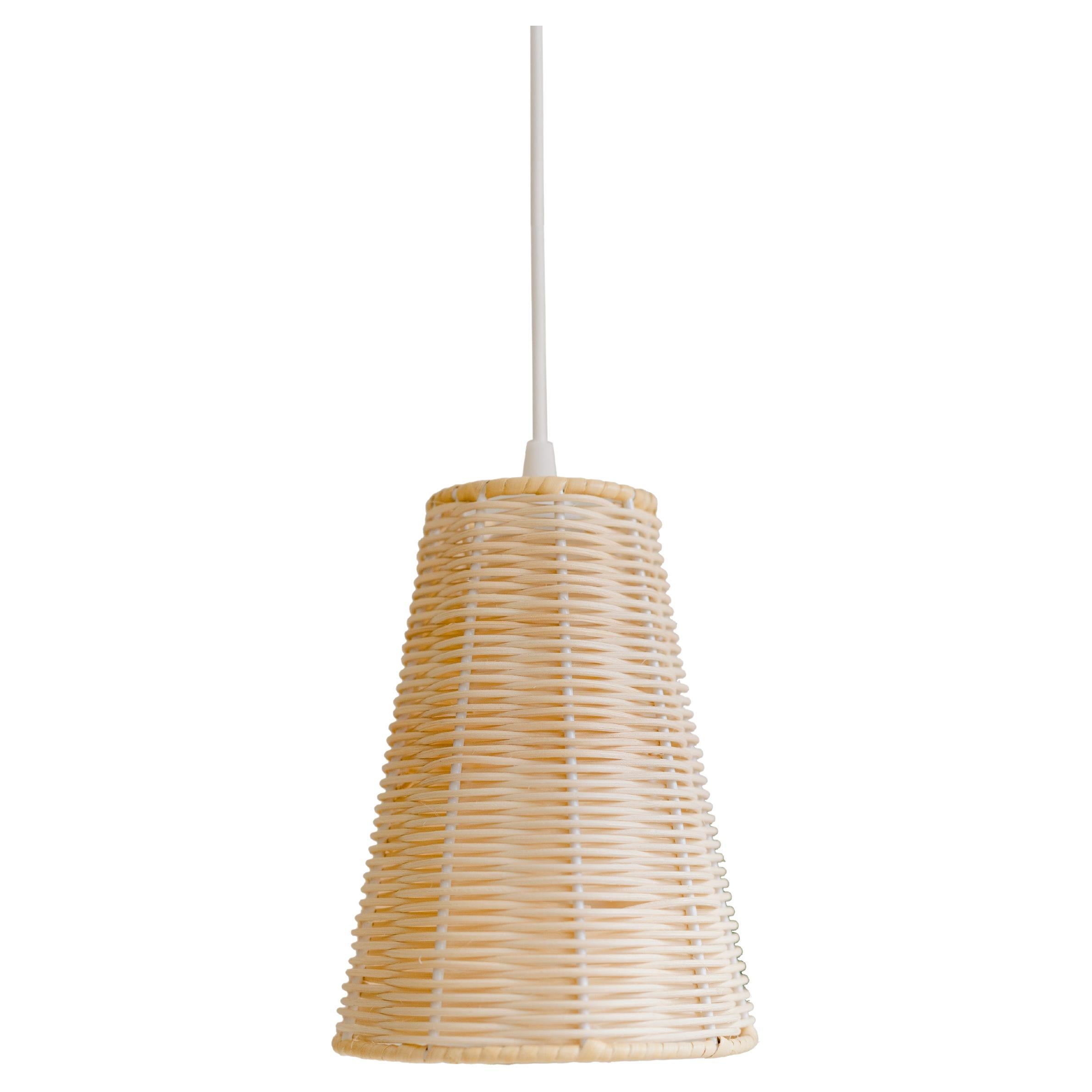 Lampe à suspension contemporaine en forme de cône en rotin, faite à la main, par Mediterranean Objects