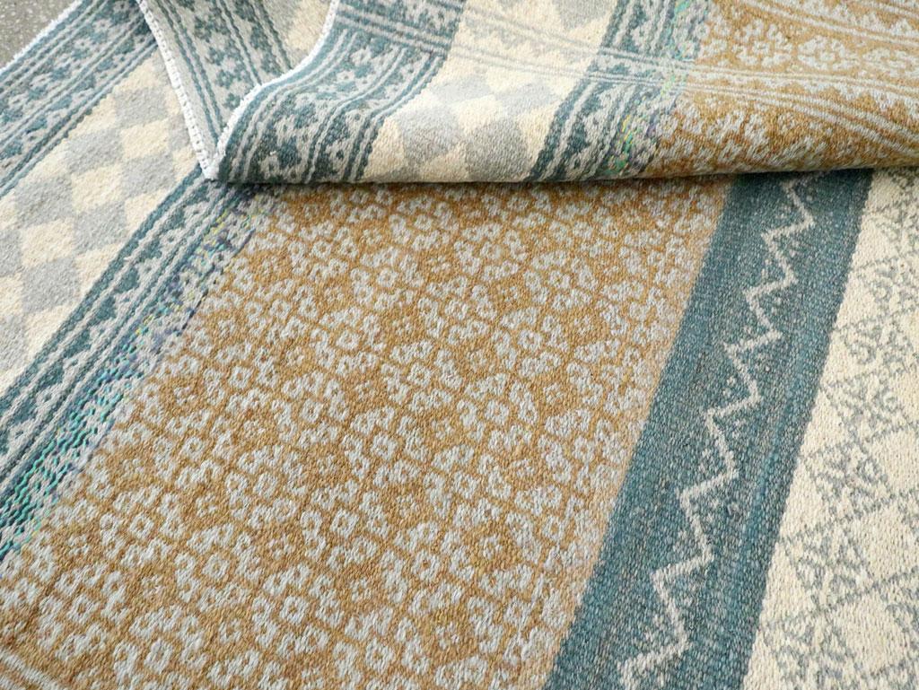 Zeitgenössischer handgefertigter flacher persischer Flachgewebe-Kelim-Teppich in Zimmergröße im Angebot 2