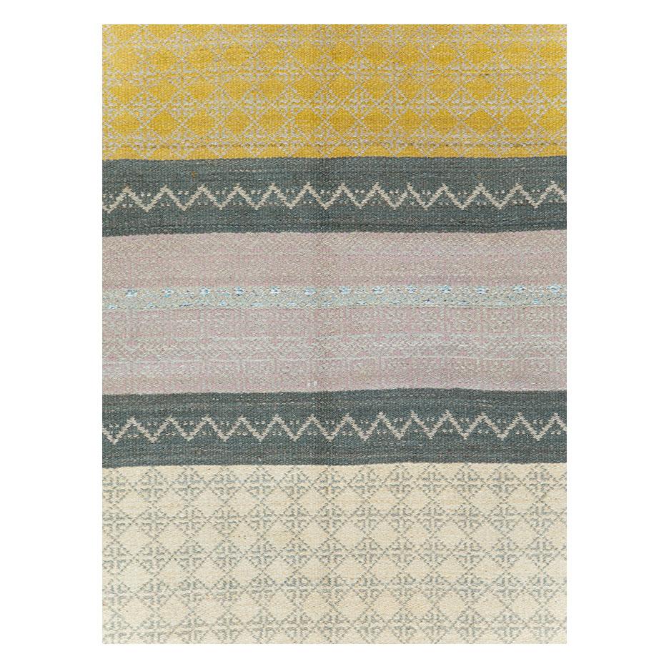 Ein moderner persischer flachgewebter Kilim-Teppich für kleine Räume, der im 21. Jahrhundert handgefertigt wurde.

Maße: 6' 4