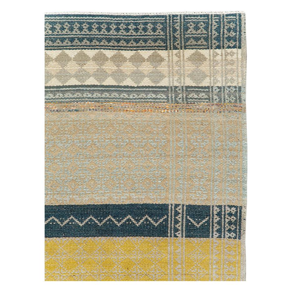 Zeitgenössischer handgefertigter flacher persischer Flachgewebe-Kelim-Teppich in Zimmergröße (Moderne) im Angebot