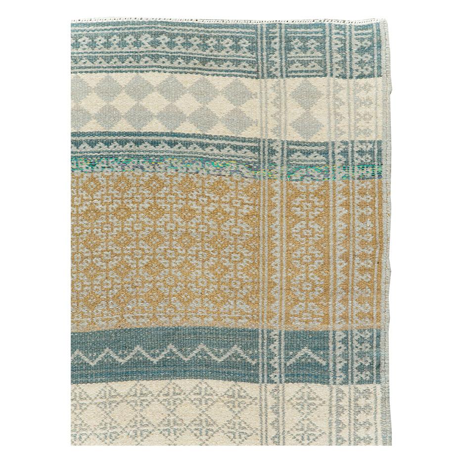 Zeitgenössischer handgefertigter flacher persischer Flachgewebe-Kelim-Teppich in Zimmergröße (Persisch) im Angebot
