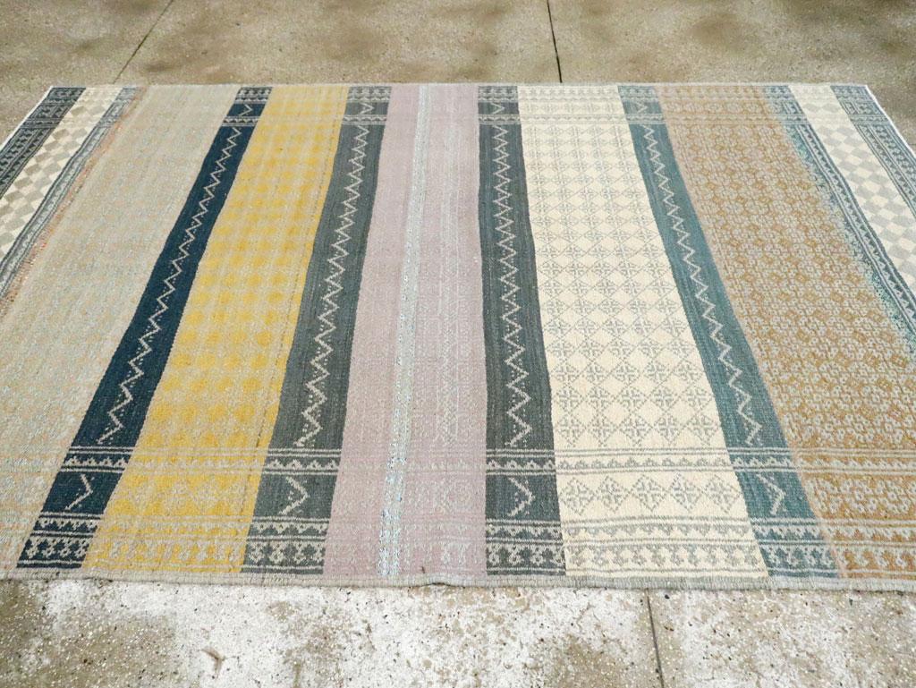 Zeitgenössischer handgefertigter flacher persischer Flachgewebe-Kelim-Teppich in Zimmergröße (21. Jahrhundert und zeitgenössisch) im Angebot