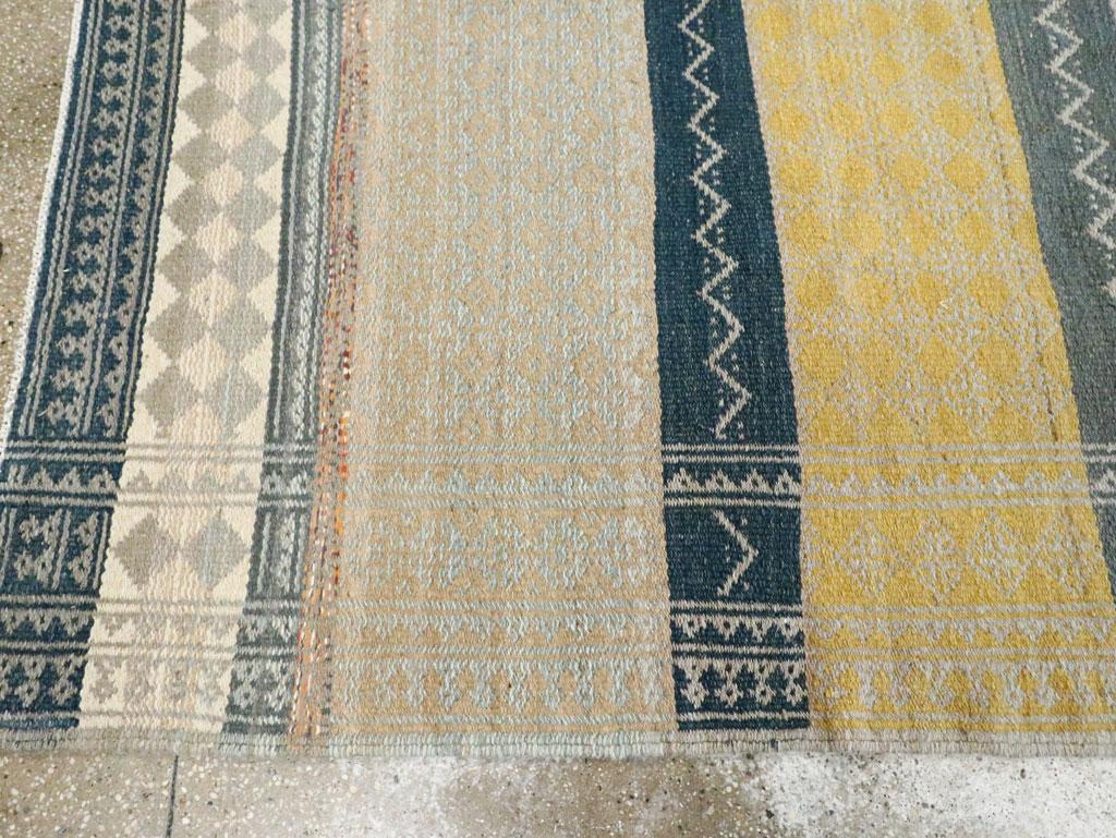Zeitgenössischer handgefertigter flacher persischer Flachgewebe-Kelim-Teppich in Zimmergröße (Wolle) im Angebot