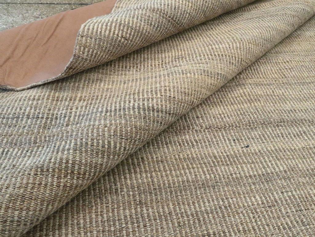 Zeitgenössischer handgefertigter persischer Teppich in Zimmergröße aus beigem Leinen im Angebot 2