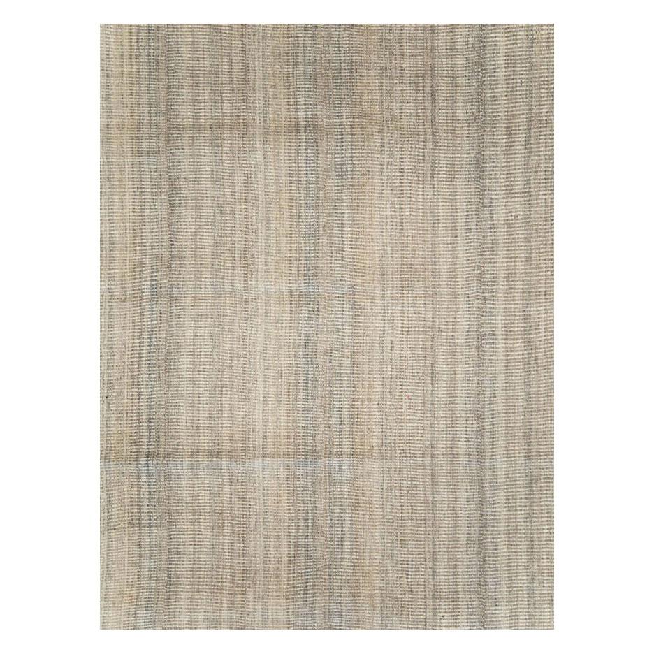 Ein moderner persischer Flachgewebeteppich im Format 11' x 15', der im 21. Jahrhundert handgefertigt wurde und von alten Kilim-Teppichen inspiriert ist, die von den Nomadengruppen in Persien und Zentralasien gewebt wurden. Die neutrale, beigefarbene
