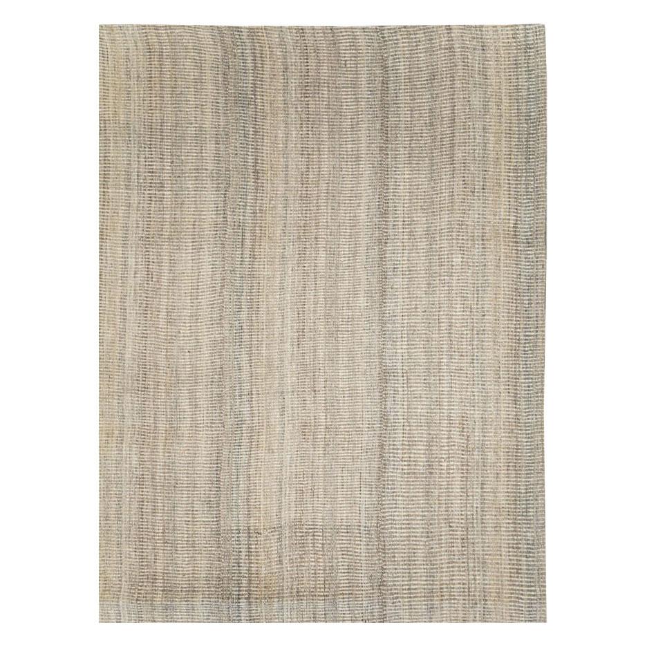 Zeitgenössischer handgefertigter persischer Teppich in Zimmergröße aus beigem Leinen (Moderne der Mitte des Jahrhunderts) im Angebot