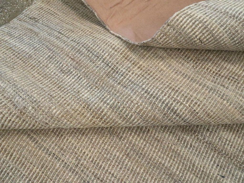 Zeitgenössischer handgefertigter persischer Teppich in Zimmergröße aus beigem Leinen im Angebot 1