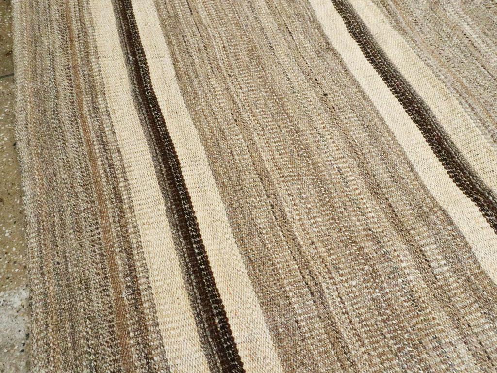 Zeitgenössischer handgefertigter persischer Teppich in Großformat in Beige und Braun im Zustand „Neu“ im Angebot in New York, NY