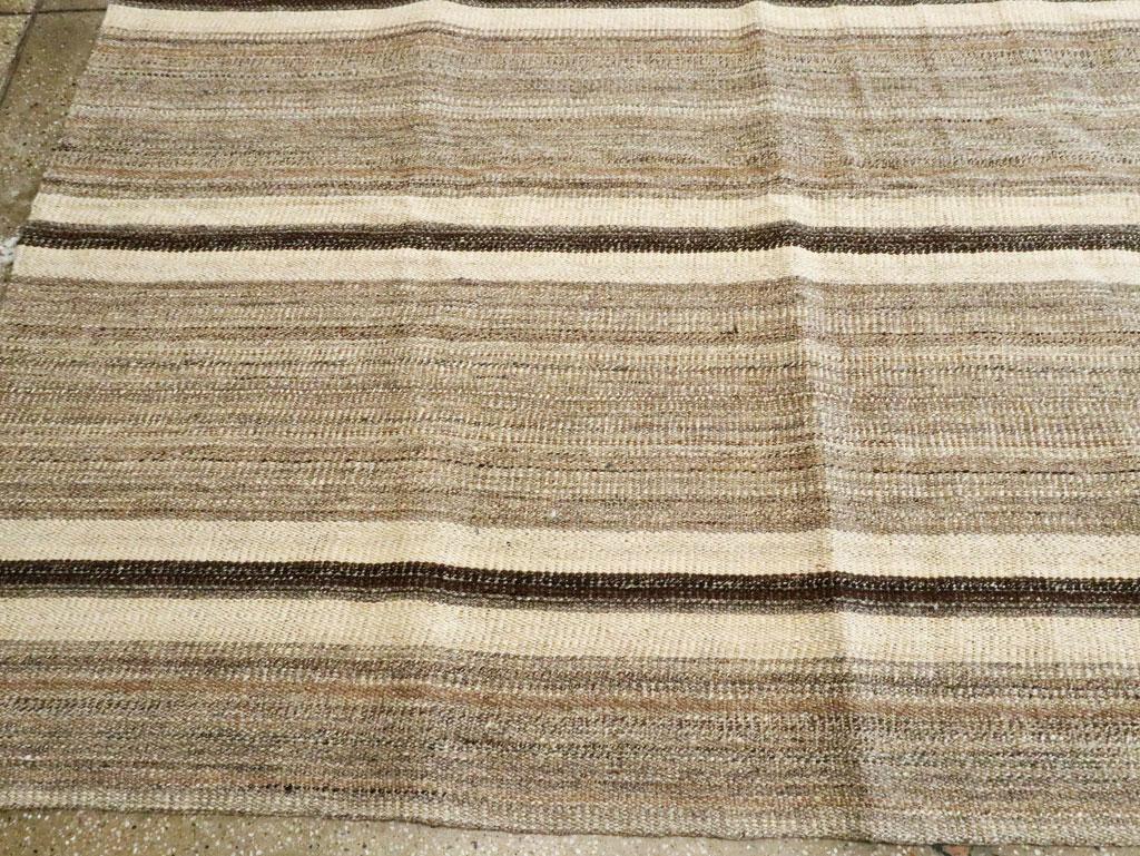 Zeitgenössischer handgefertigter persischer Teppich in Großformat in Beige und Braun (21. Jahrhundert und zeitgenössisch) im Angebot