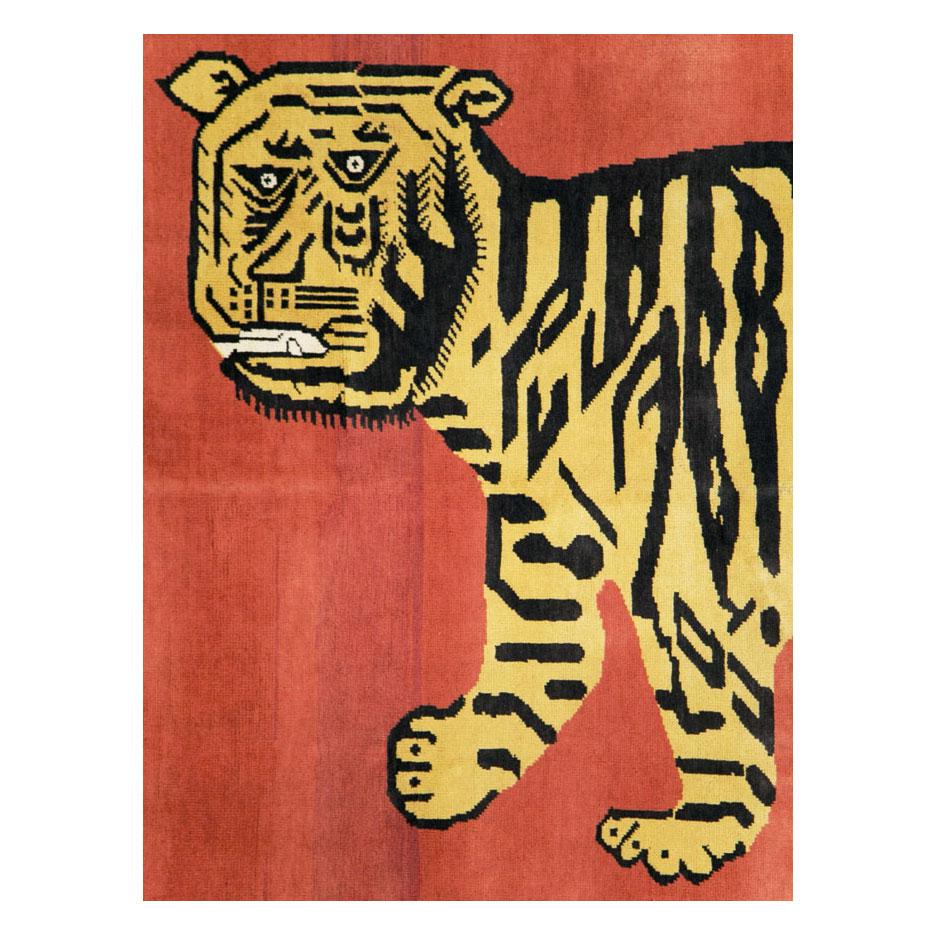Un tapis d'accent moderne de style pictural afghan, fabriqué à la main au 21e siècle, avec une représentation excentrique d'un tigre.

Mesures : 5' 10