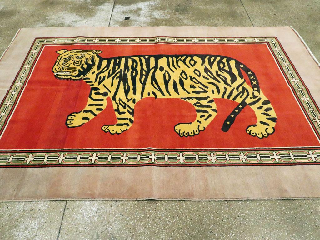 Contemporary Handmade Pictorial Accent Rug of a Tiger (Afghanisch) im Angebot