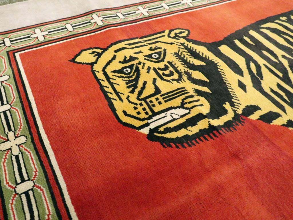 Contemporary Handmade Pictorial Accent Rug of a Tiger (Handgeknüpft) im Angebot