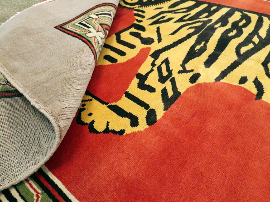 Contemporary Handmade Pictorial Accent Rug of a Tiger (Wolle) im Angebot
