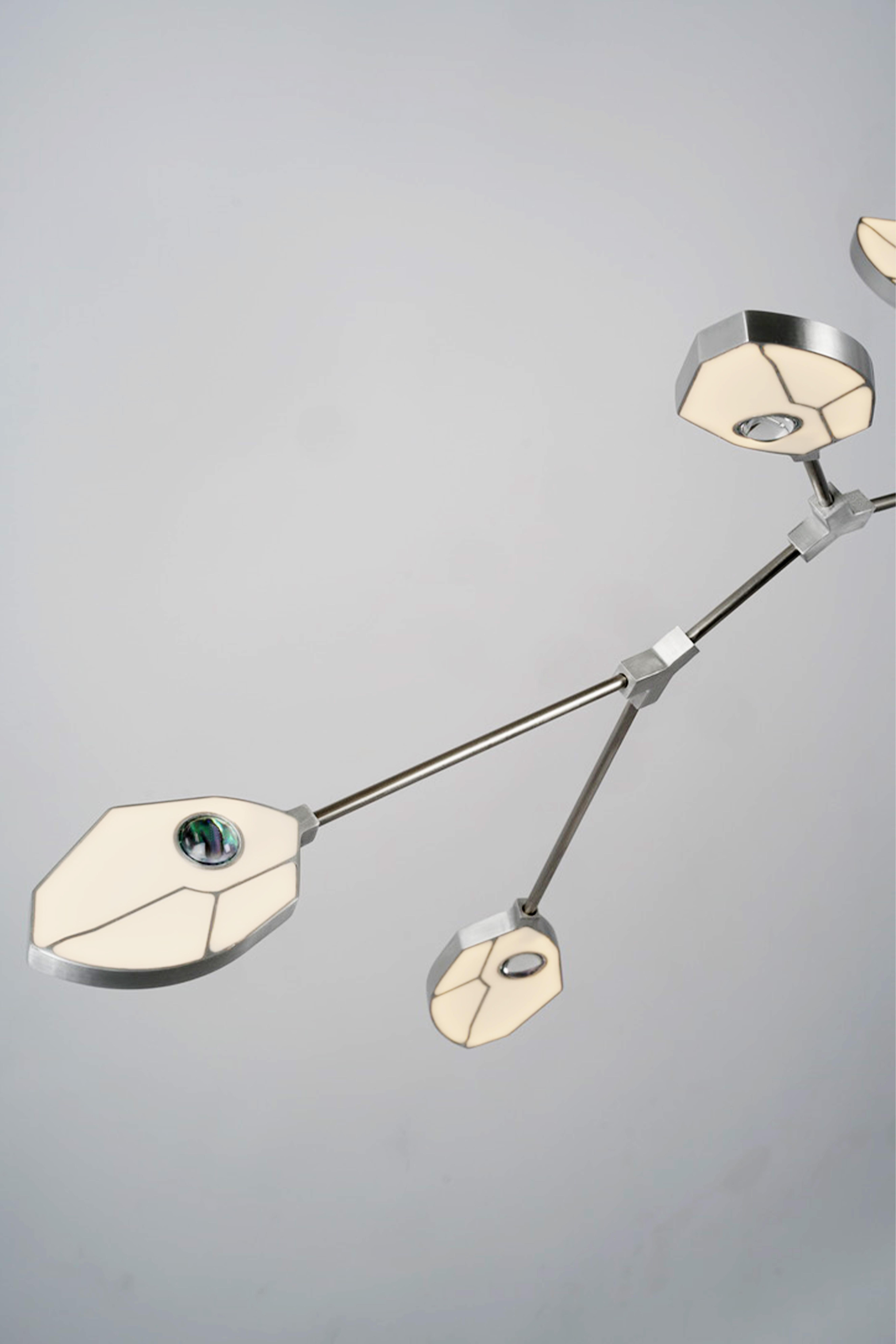 Contemporary Handmade Sculptural LED Chandelier, Kristall und Páua Shell, Large im Angebot 2