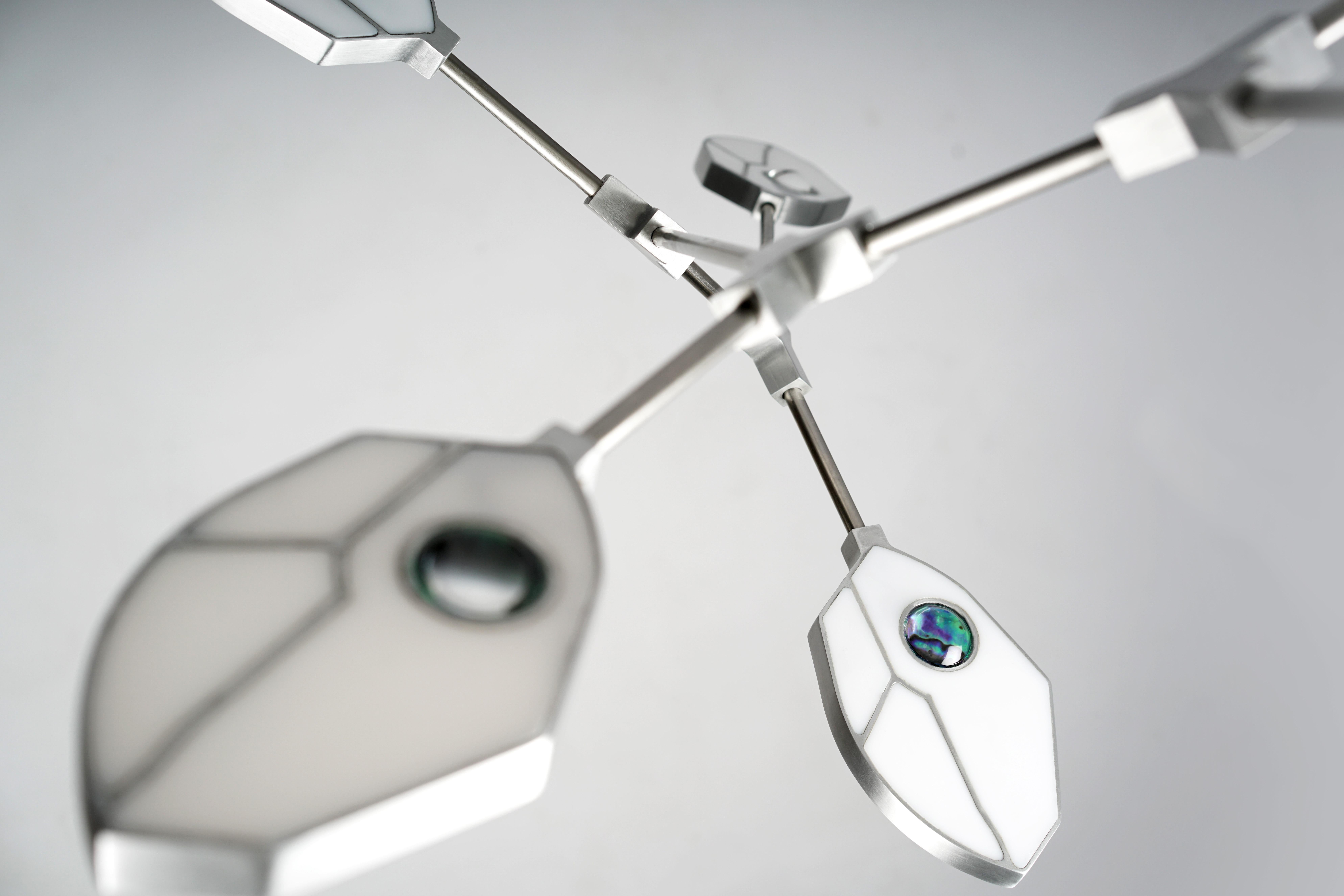 Lustre LED sculptural contemporain fait à la main. Cristal, et coquille de pua. Petit en vente 3