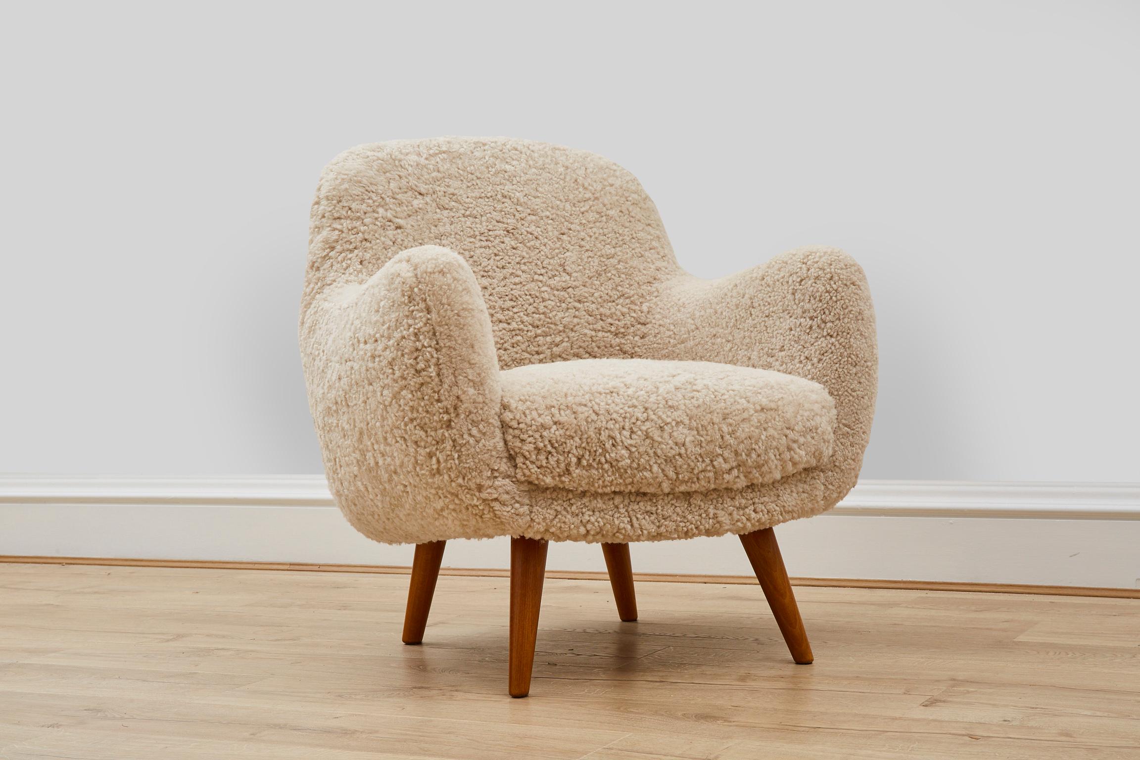 Contemporary Handmade Sheepskin and Oak 'Teddy Bear' Tub Chair & Ottoman For Sale 4