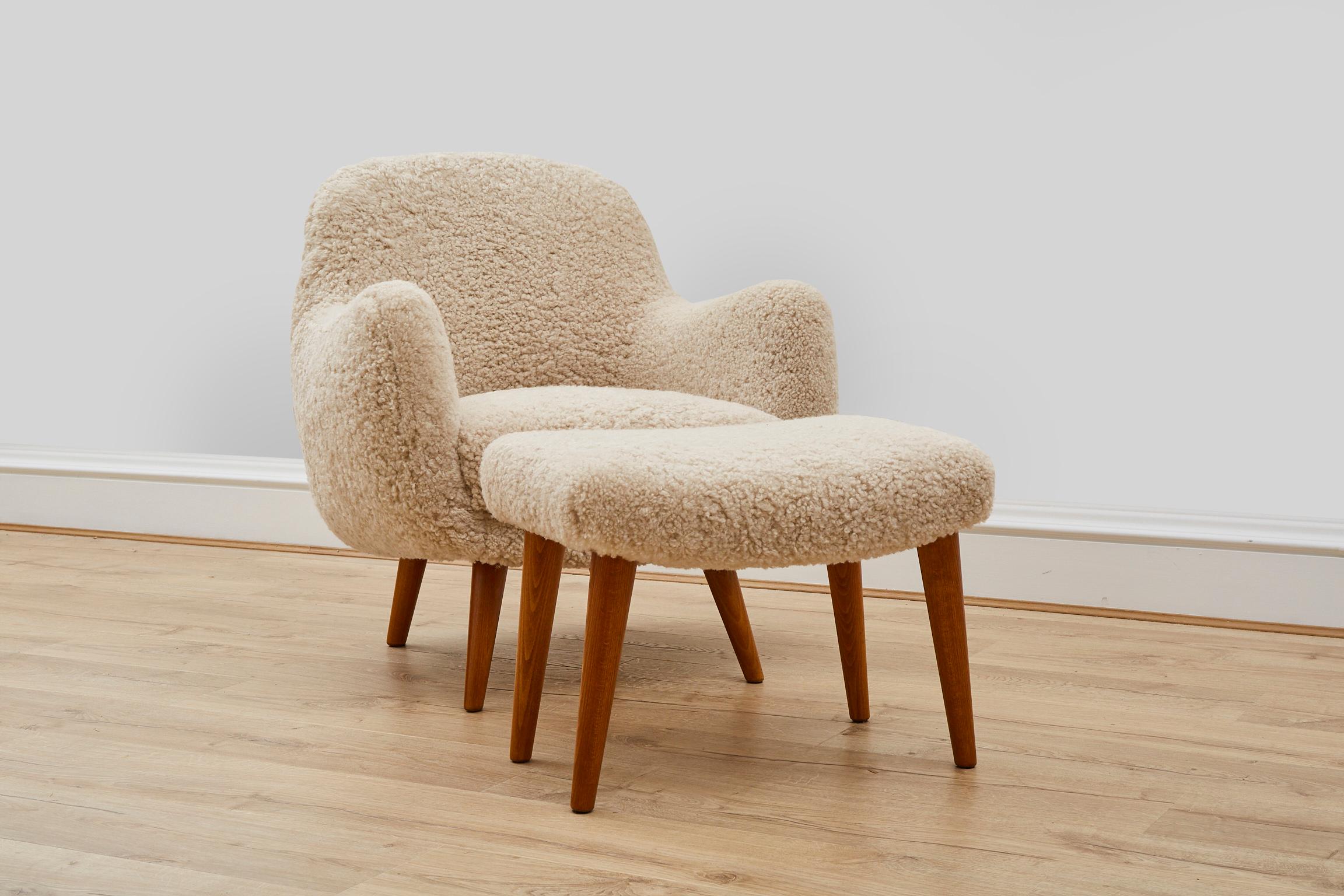 Moderne Chaise et ottoman contemporains en peau de mouton et en chêne 