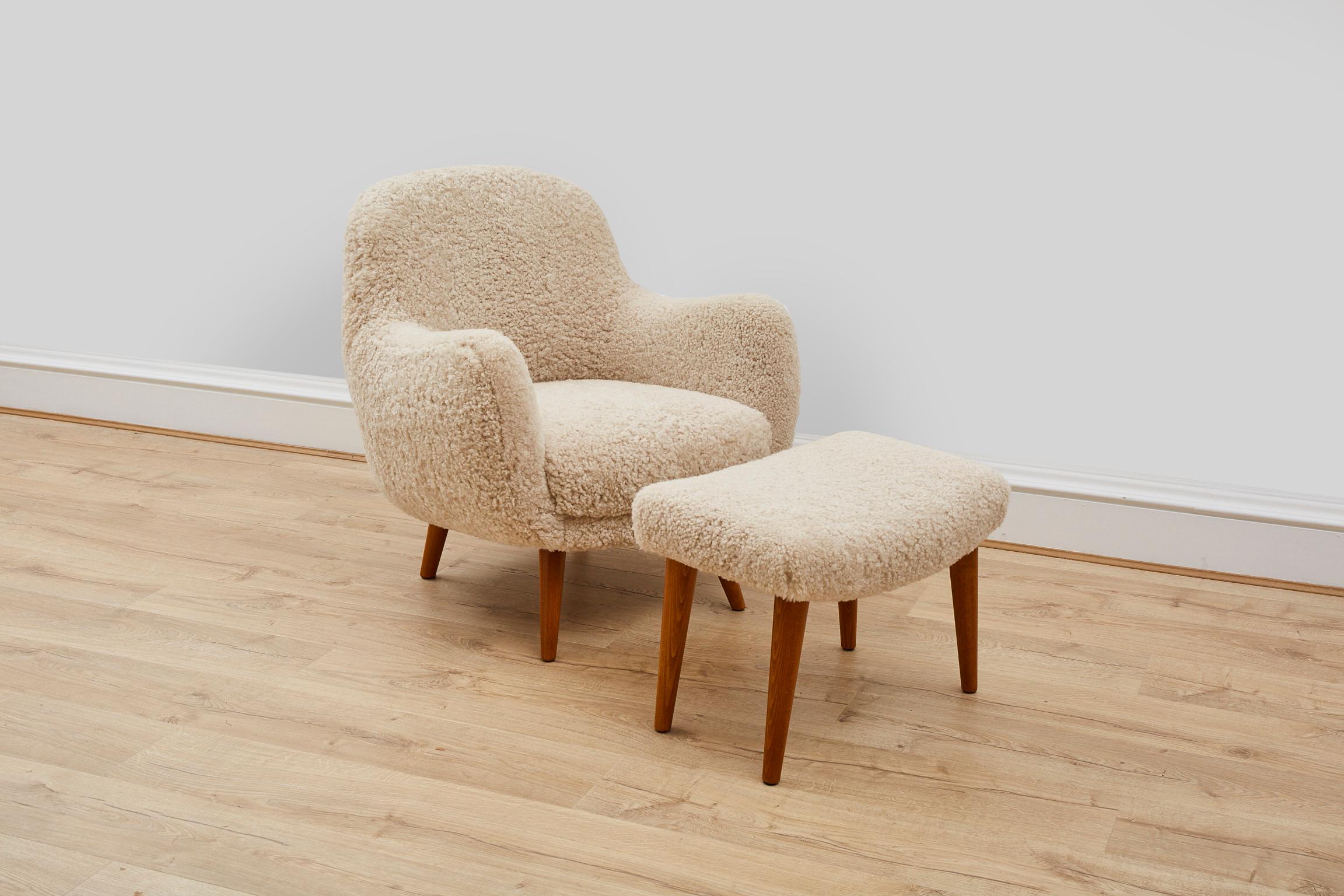 Contemporary Handmade Sheepskin and Oak 'Teddy Bear' Tub Chair & Ottoman In New Condition For Sale In London, GB