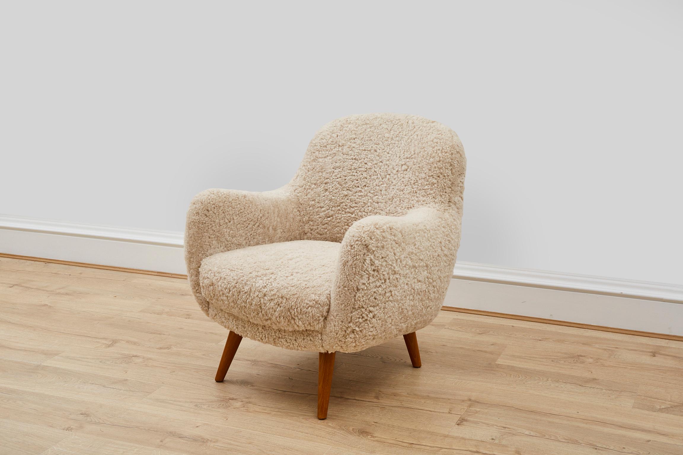 Contemporary Handmade Sheepskin and Oak 'Teddy Bear' Tub Chair & Ottoman For Sale 3
