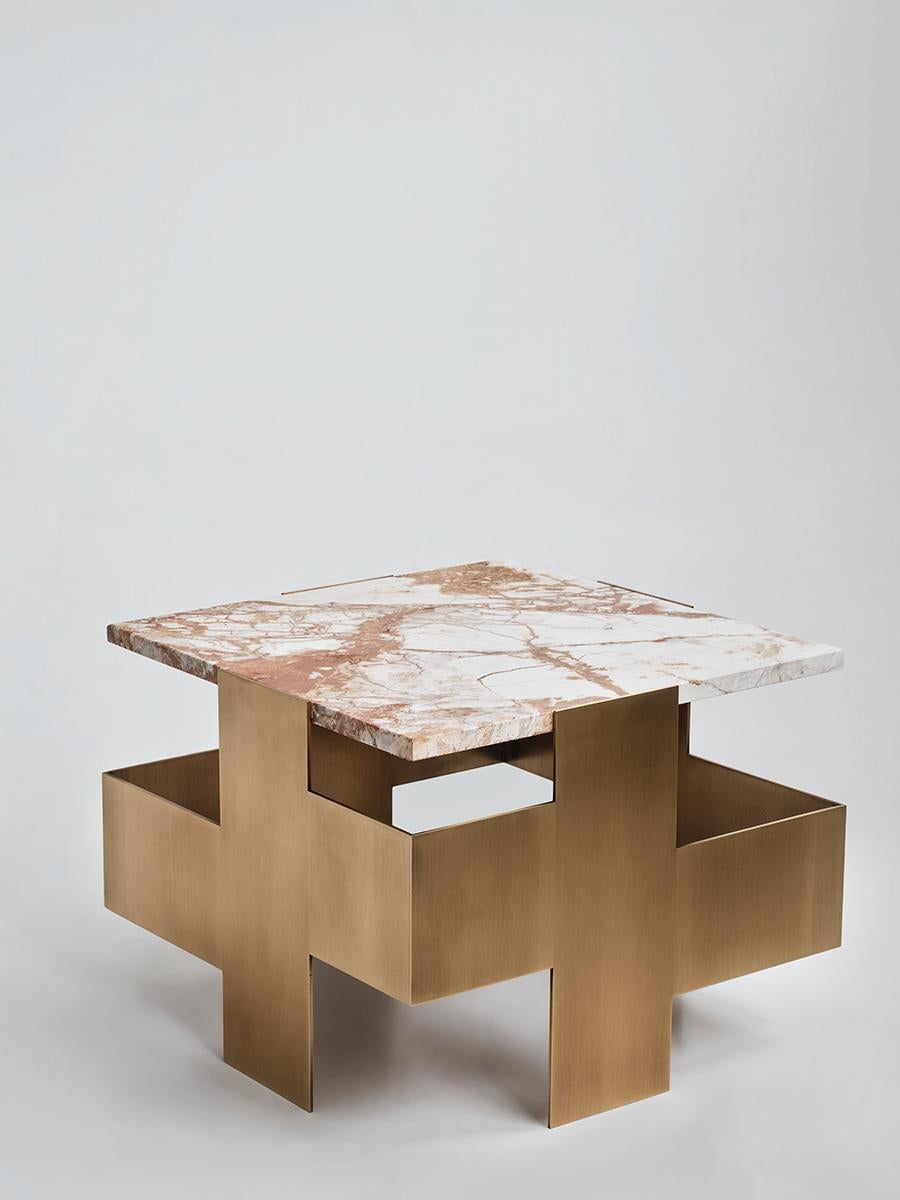 Moderne Table d'appoint contemporaine PSYCHE faite à la main, base en laiton et plateau en marbre, par ANAKTAE en vente