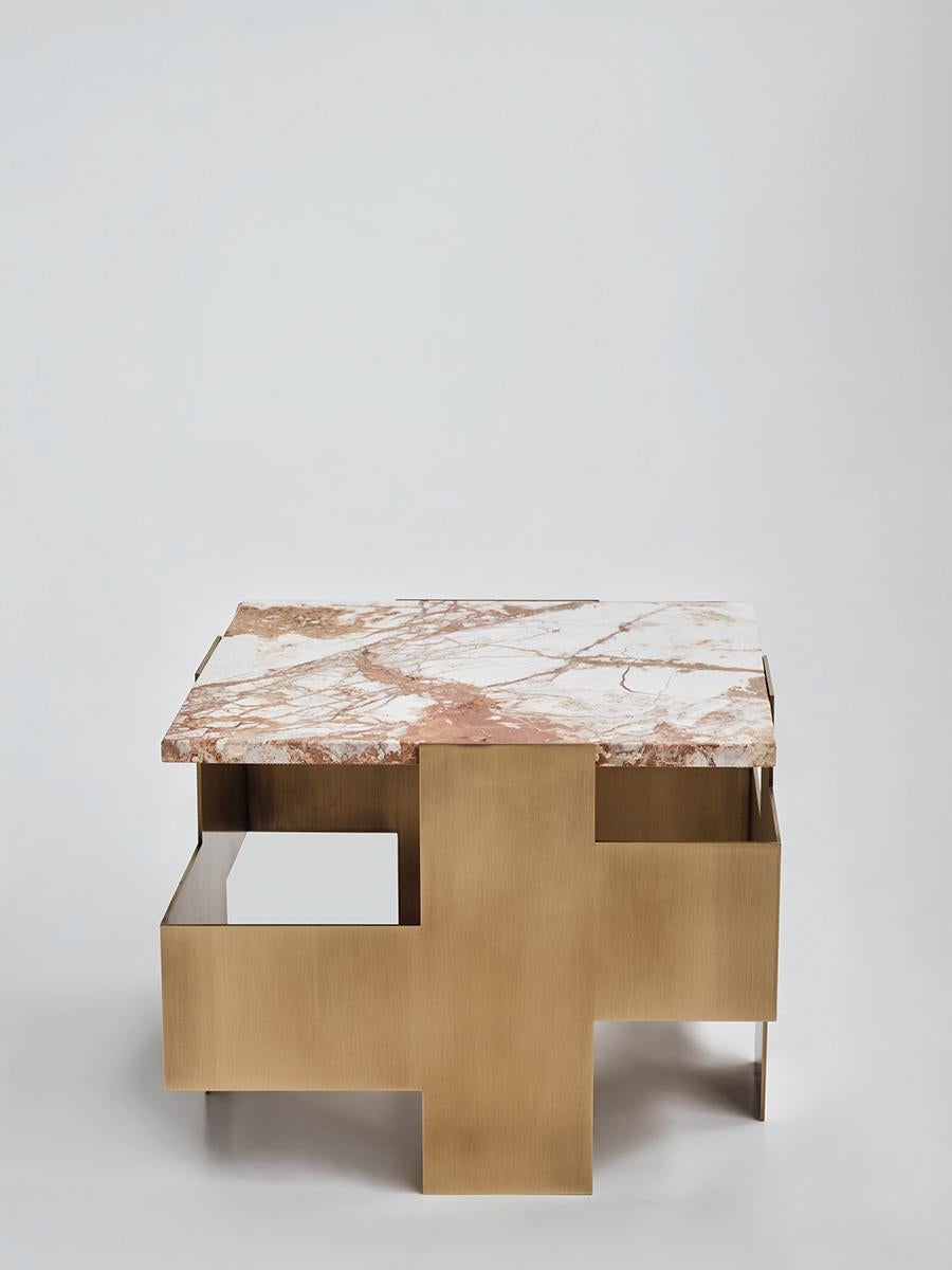 Grec Table d'appoint contemporaine PSYCHE faite à la main, base en laiton et plateau en marbre, par ANAKTAE en vente