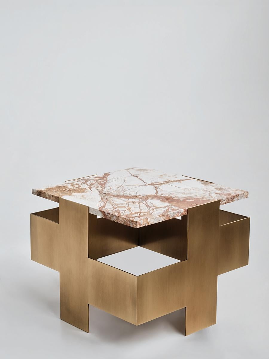 Fait main Table d'appoint contemporaine PSYCHE faite à la main, base en laiton et plateau en marbre, par ANAKTAE en vente