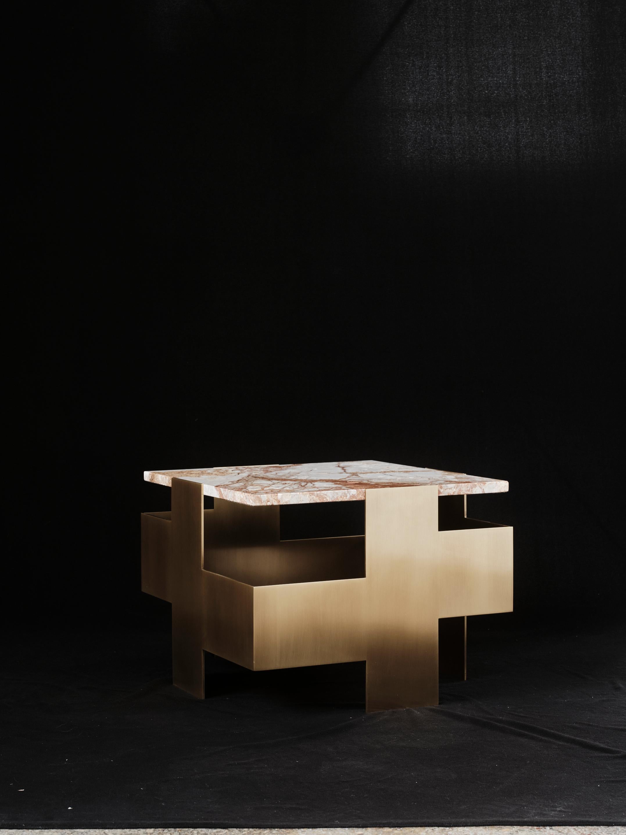 Table d'appoint contemporaine PSYCHE faite à la main, base en laiton et plateau en marbre, par ANAKTAE Neuf - En vente à Athens, GR