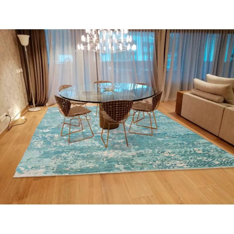Abstract collection rug.
- Modern design using a series of asymmetric spots in various ranges of green, blue, turquoise and white shades.
- To be elaborated by hand its shades are not uniform so combining with fabrics is much easier.
- Modern