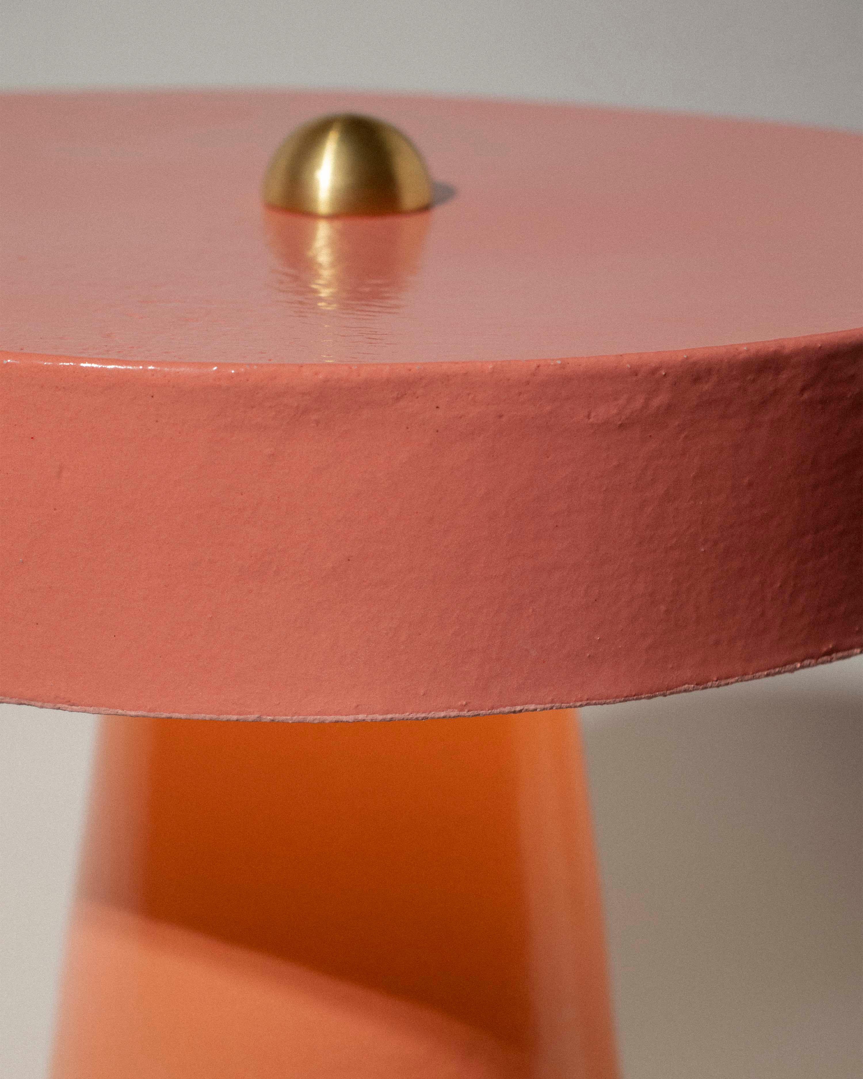 Cette lampe artisanale audacieuse et colorée apporte non seulement une touche de couleur à votre espace, mais baigne celui-ci d'une lumière chaleureuse. La lampe est dotée d'une base conique audacieuse qui s'évase à la base, assurant la stabilité et