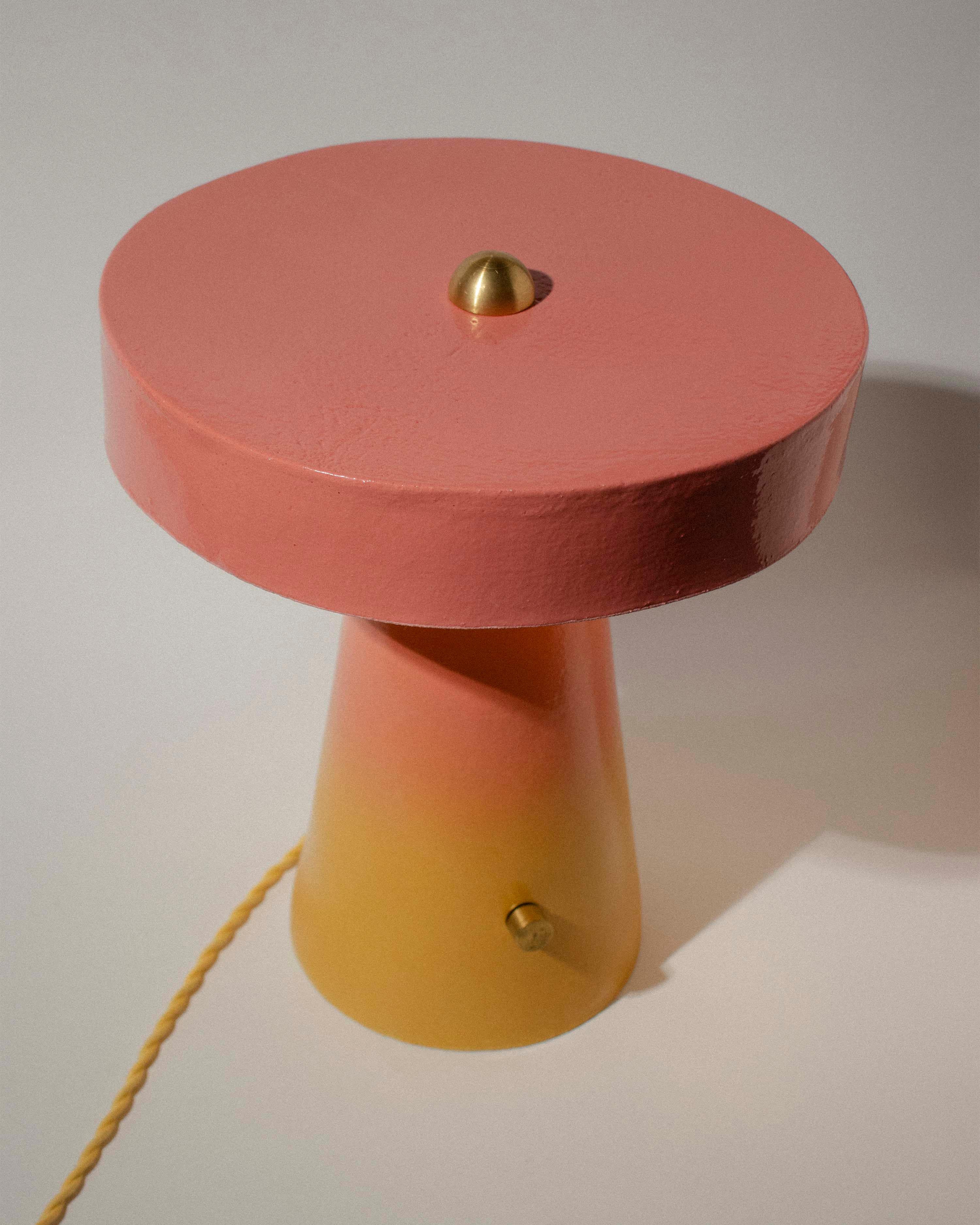 Mid-Century Modern Lampe en céramique contemporaine, faite à la main, en forme de rayon de soleil, par Streicher Goods en vente