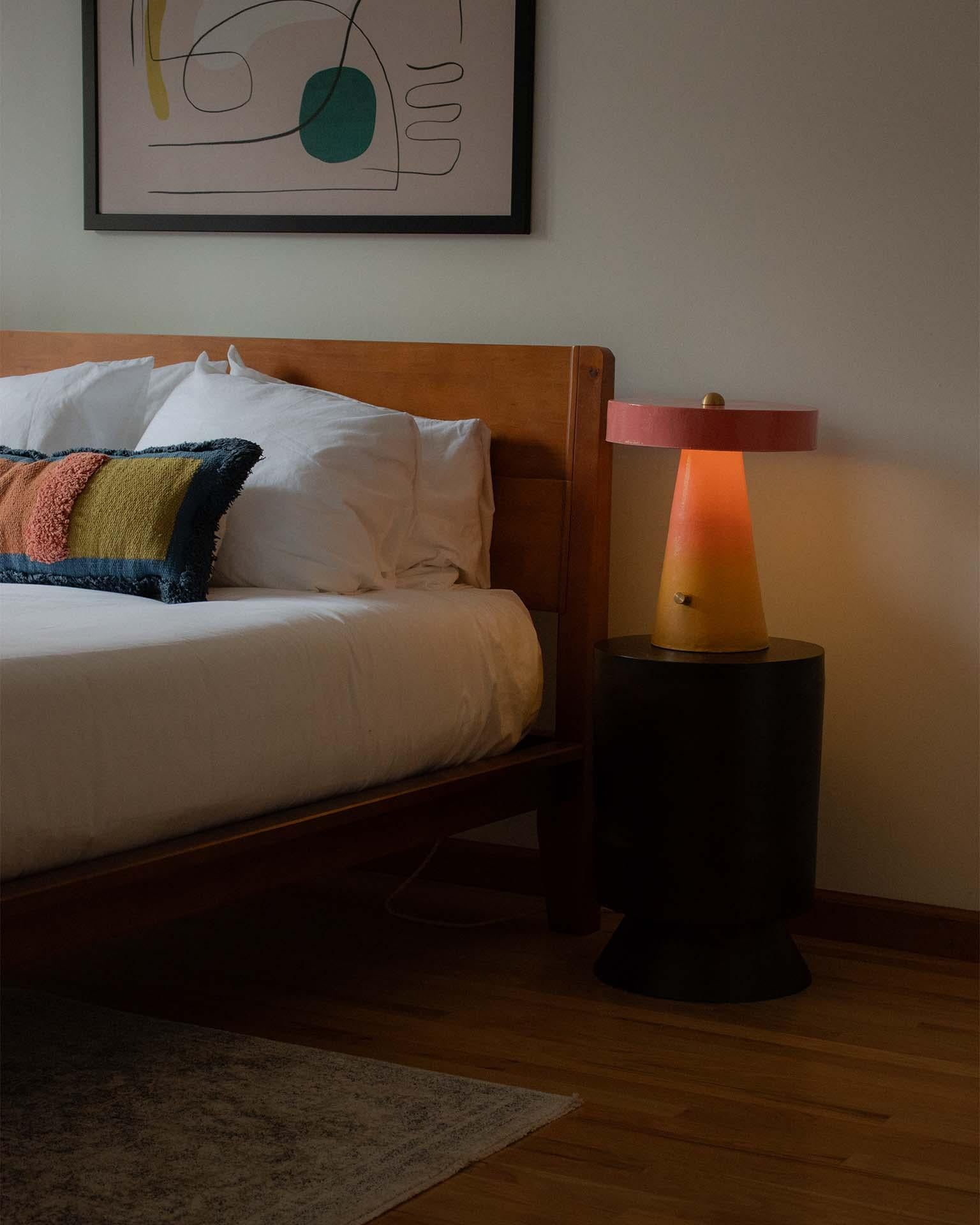 Américain Lampe en céramique contemporaine, faite à la main, en forme de rayon de soleil, par Streicher Goods en vente
