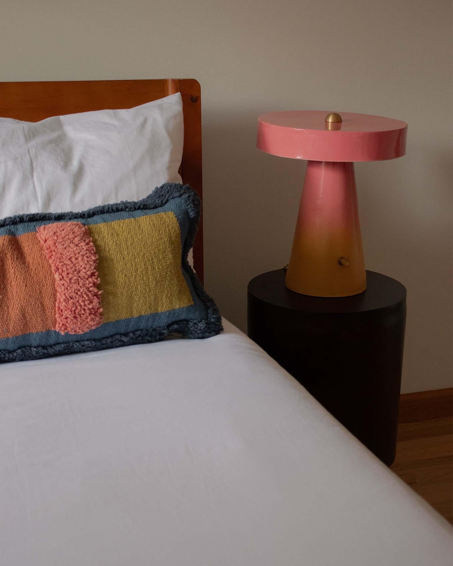 Fait main Lampe en céramique contemporaine, faite à la main, en forme de rayon de soleil, par Streicher Goods en vente
