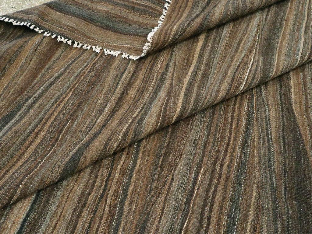 Tappeto a tessitura piatta di colore marrone di ispirazione svedese realizzato a mano in stile contemporaneo in vendita 2