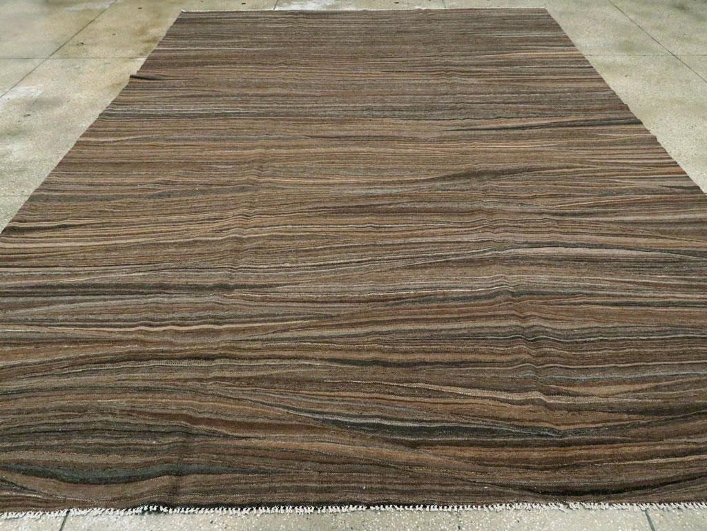 Tessuto a mano Tappeto a tessitura piatta di colore marrone di ispirazione svedese realizzato a mano in stile contemporaneo in vendita