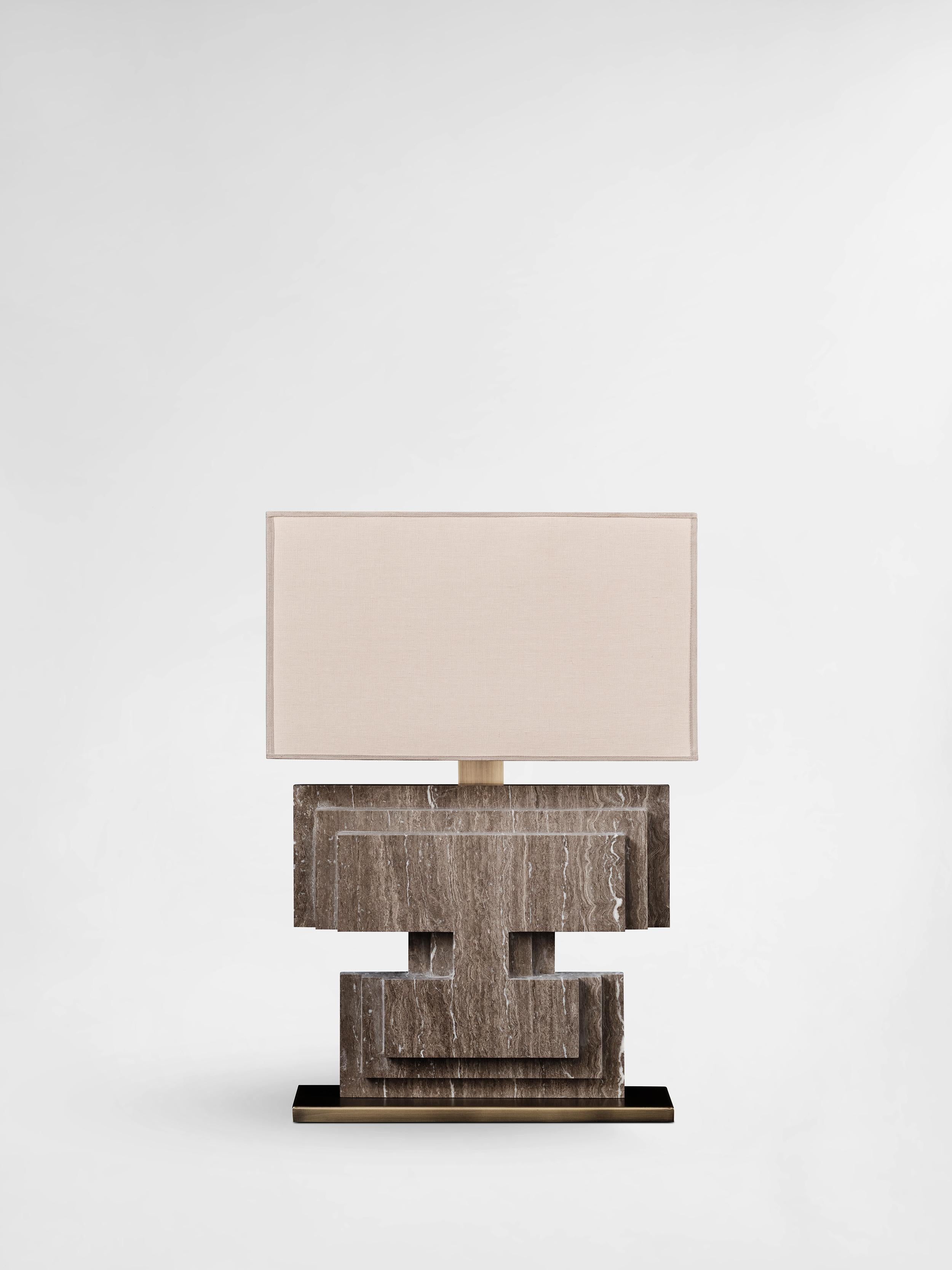 Modelo de lámpara de mesa contemporánea hecha a mano  CIBELE. 
La base está formada por tres capas de mármol, sobre una base rectangular de latón.
Pantalla rectangular de seda o tela de hierba.
La fuente de luz consiste en una bombilla