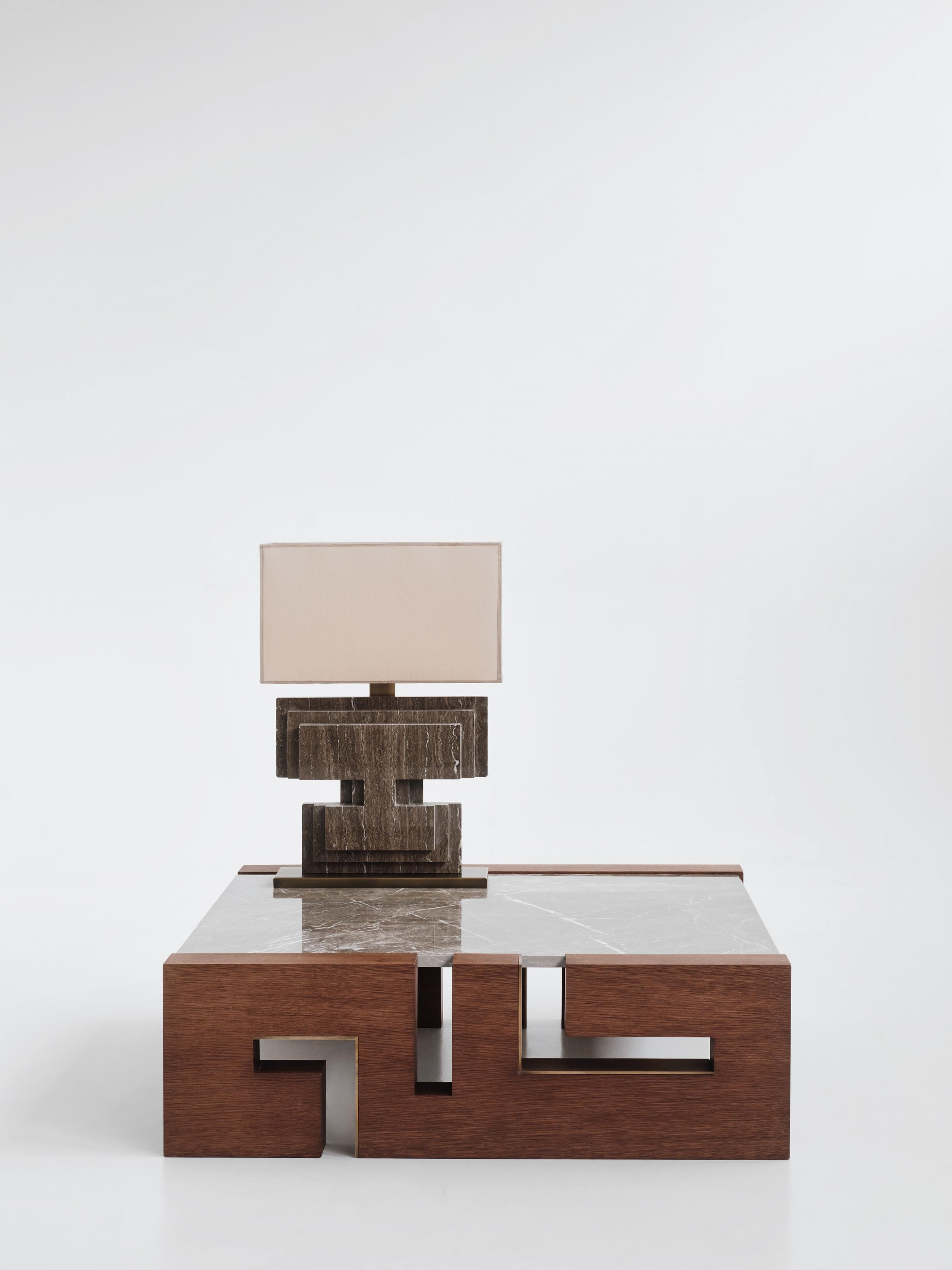 Lámpara de mesa contemporánea hecha a mano CIBELE, capas de mármol y latón by Anaktae Moderno en venta