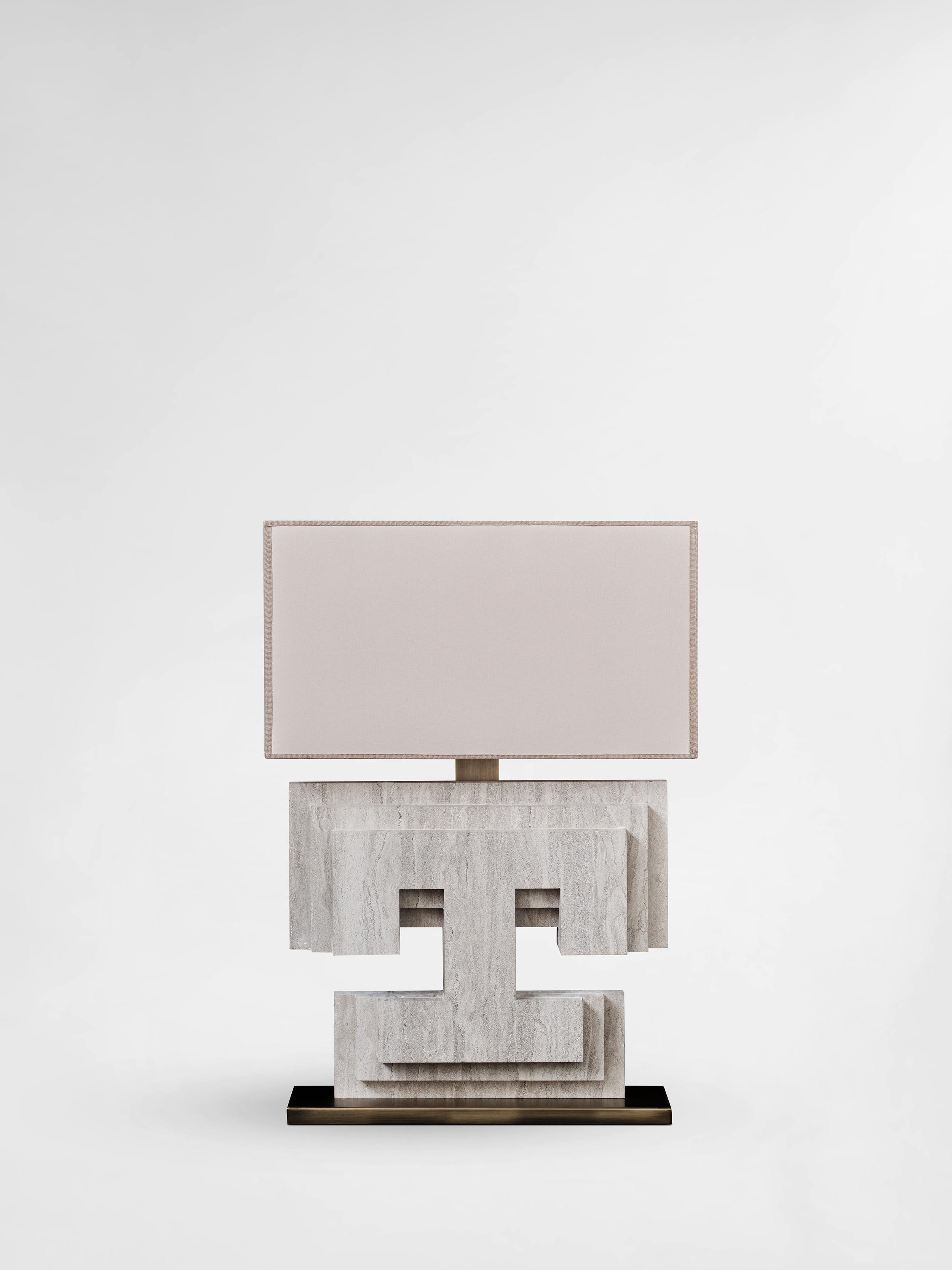Lámpara de mesa contemporánea hecha a mano modelo DIOTIMA. 
La base está formada por tres capas de mármol, sobre una base rectangular de latón.
Pantalla rectangular de seda o tela de hierba.
La fuente de luz consiste en una bombilla E27.
Dimensiones