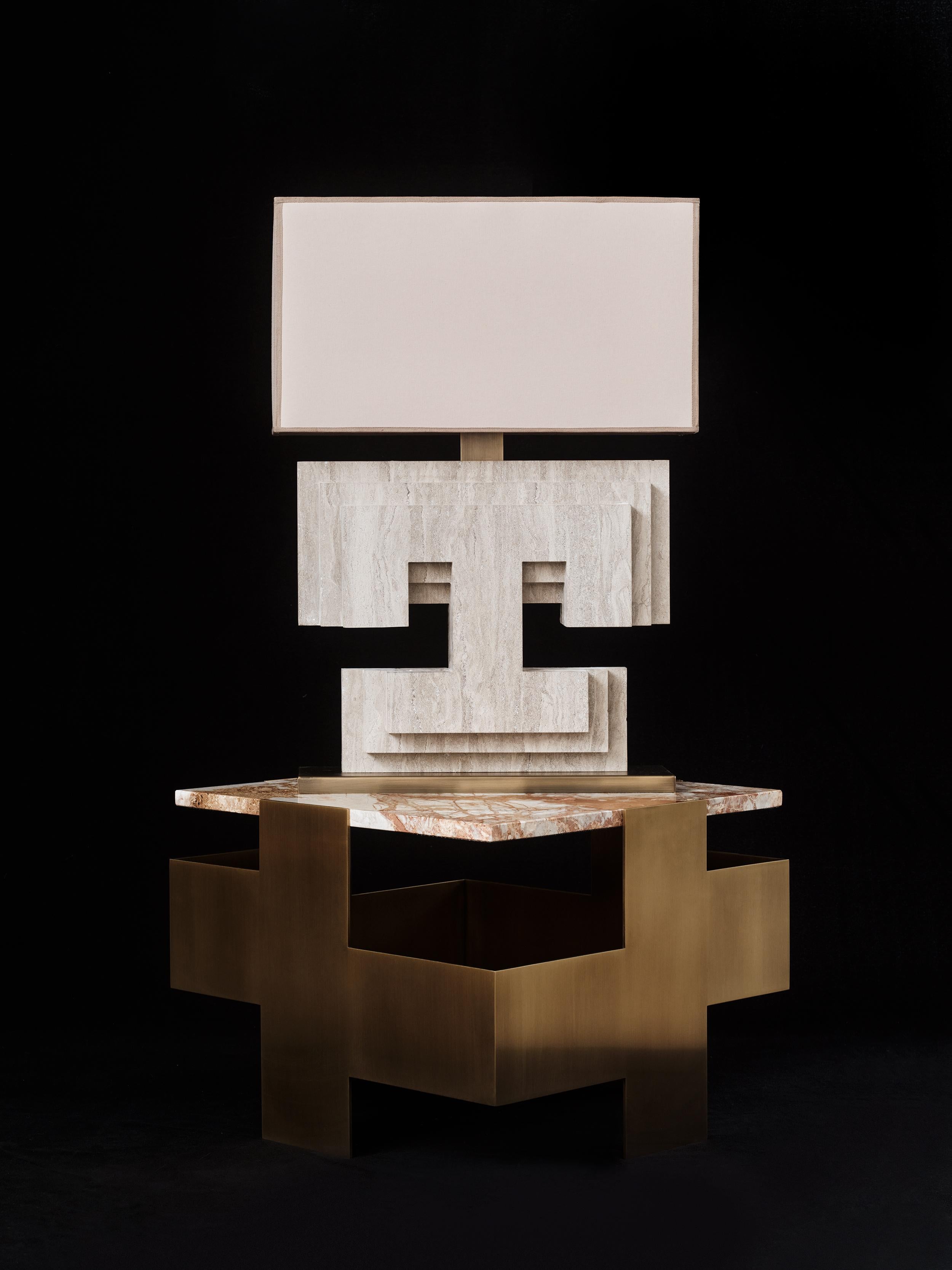 Lámpara de mesa contemporánea hecha a mano DIOTIMA Capas de mármol y latón, de Anaktae Moderno en venta