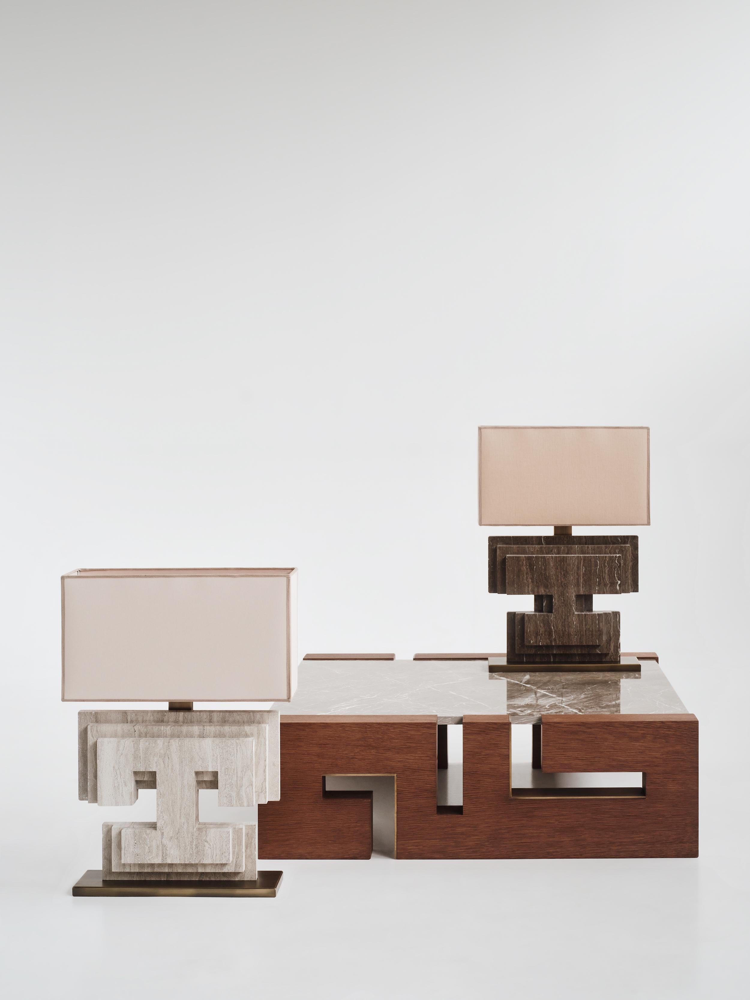 Lámpara de mesa contemporánea hecha a mano DIOTIMA Capas de mármol y latón, de Anaktae Griego en venta