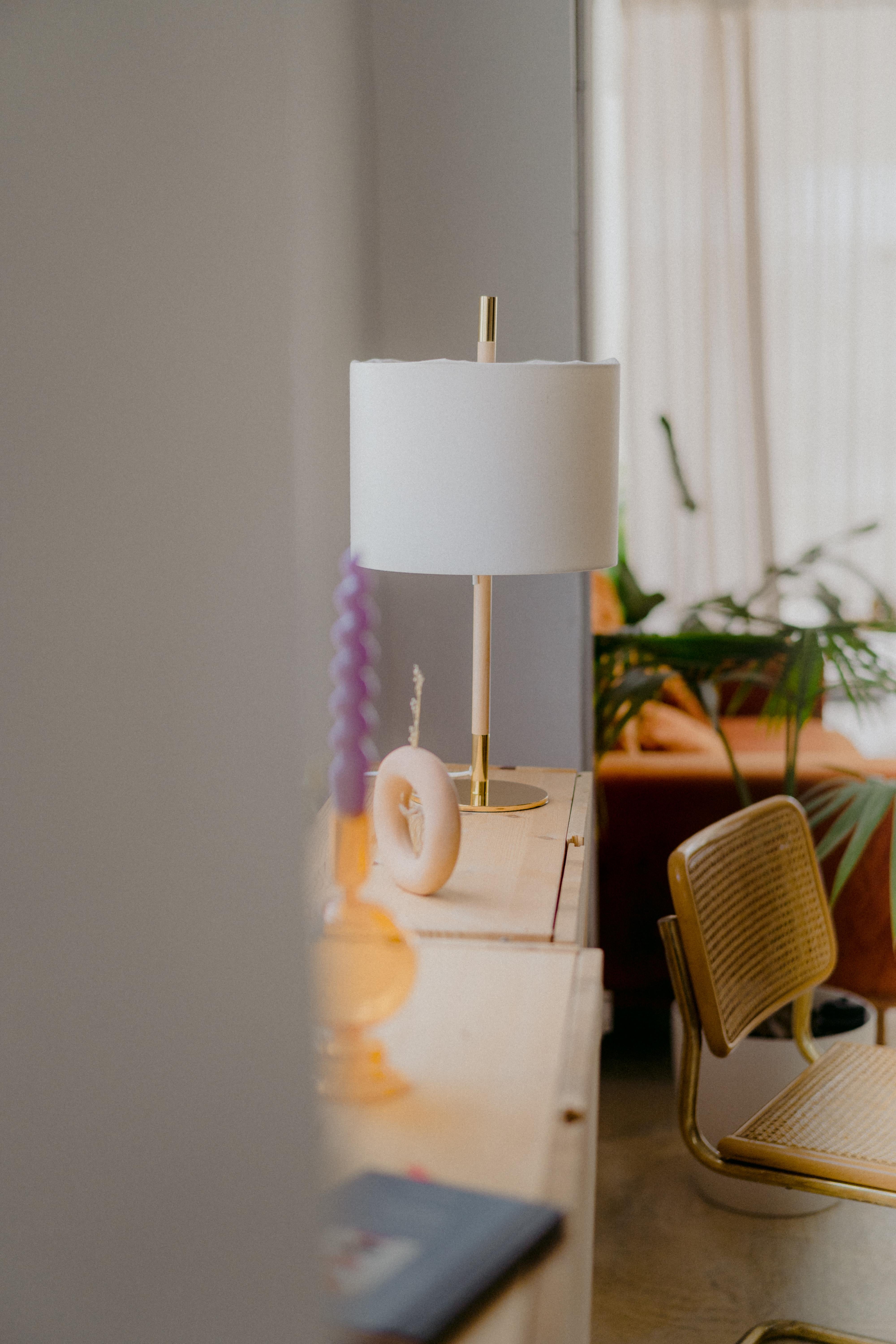 Moderne Lampe de bureau contemporaine faite à la main, tissu naturel et laiton, objets méditerranéens en vente
