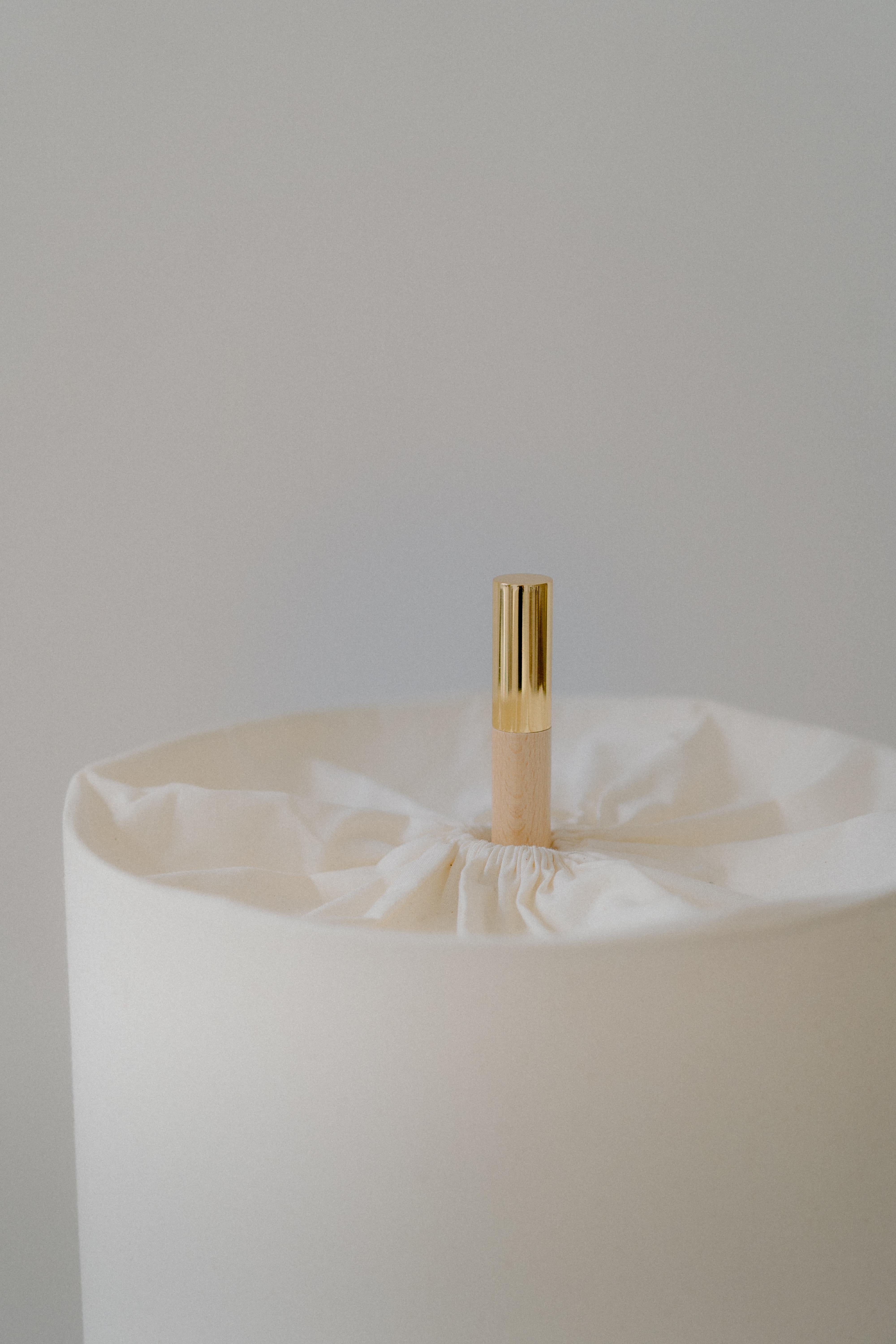 Espagnol Lampe de bureau contemporaine faite à la main, tissu naturel et laiton, objets méditerranéens en vente