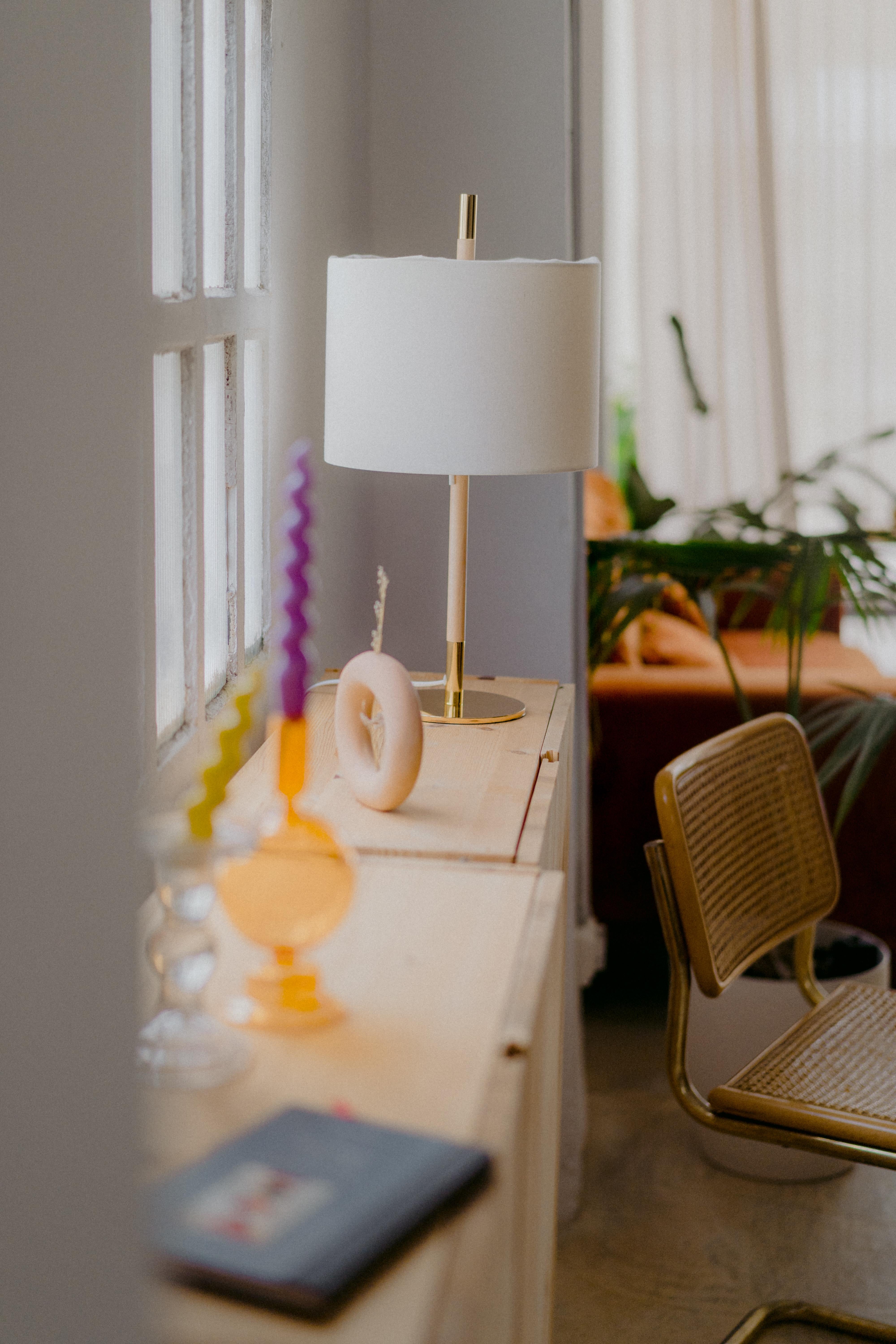 Laiton Lampe de bureau contemporaine faite à la main, tissu naturel et laiton, objets méditerranéens en vente