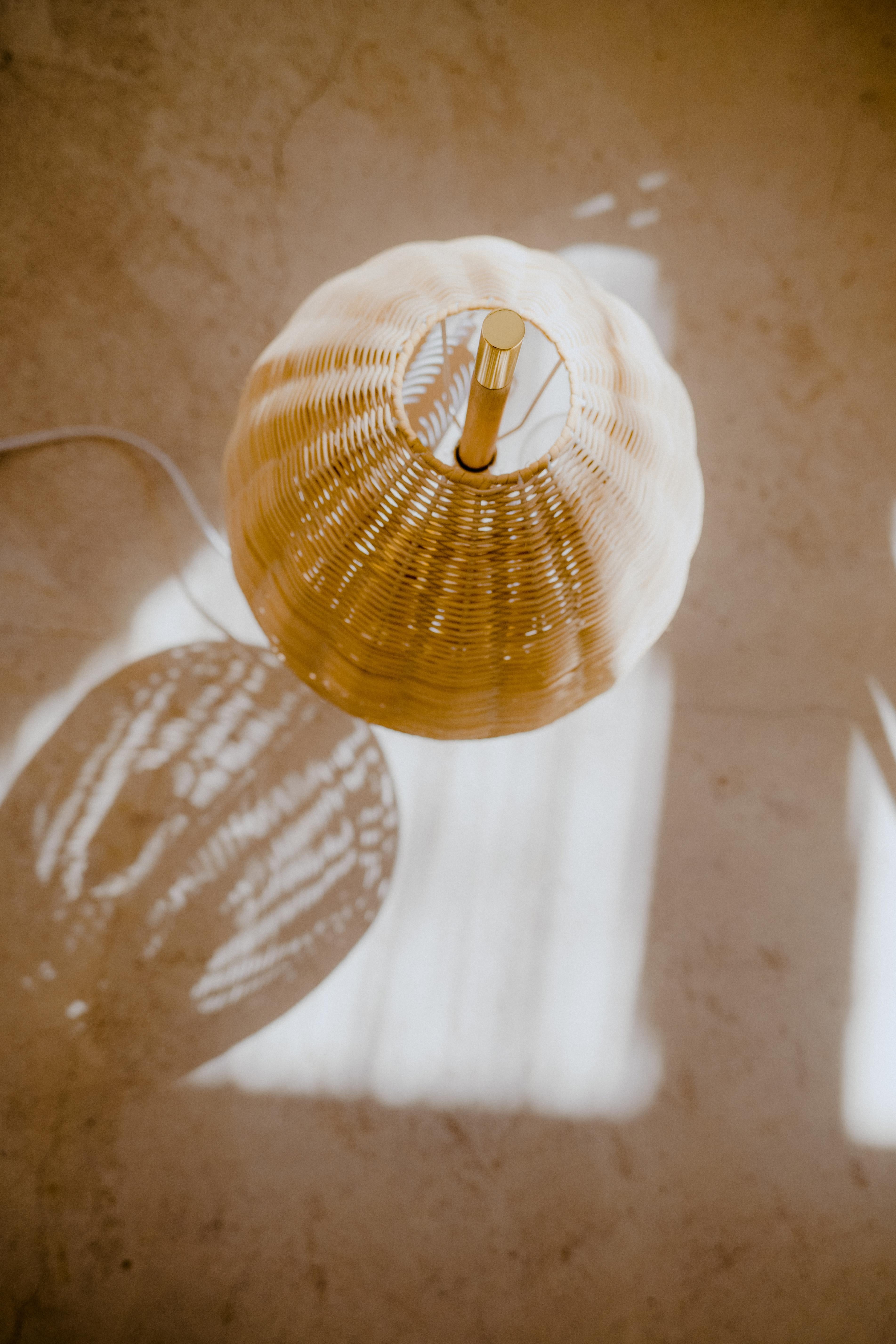 Lampe de bureau contemporaine faite à la main, laiton rotin naturel, objets méditerranéens en vente 2