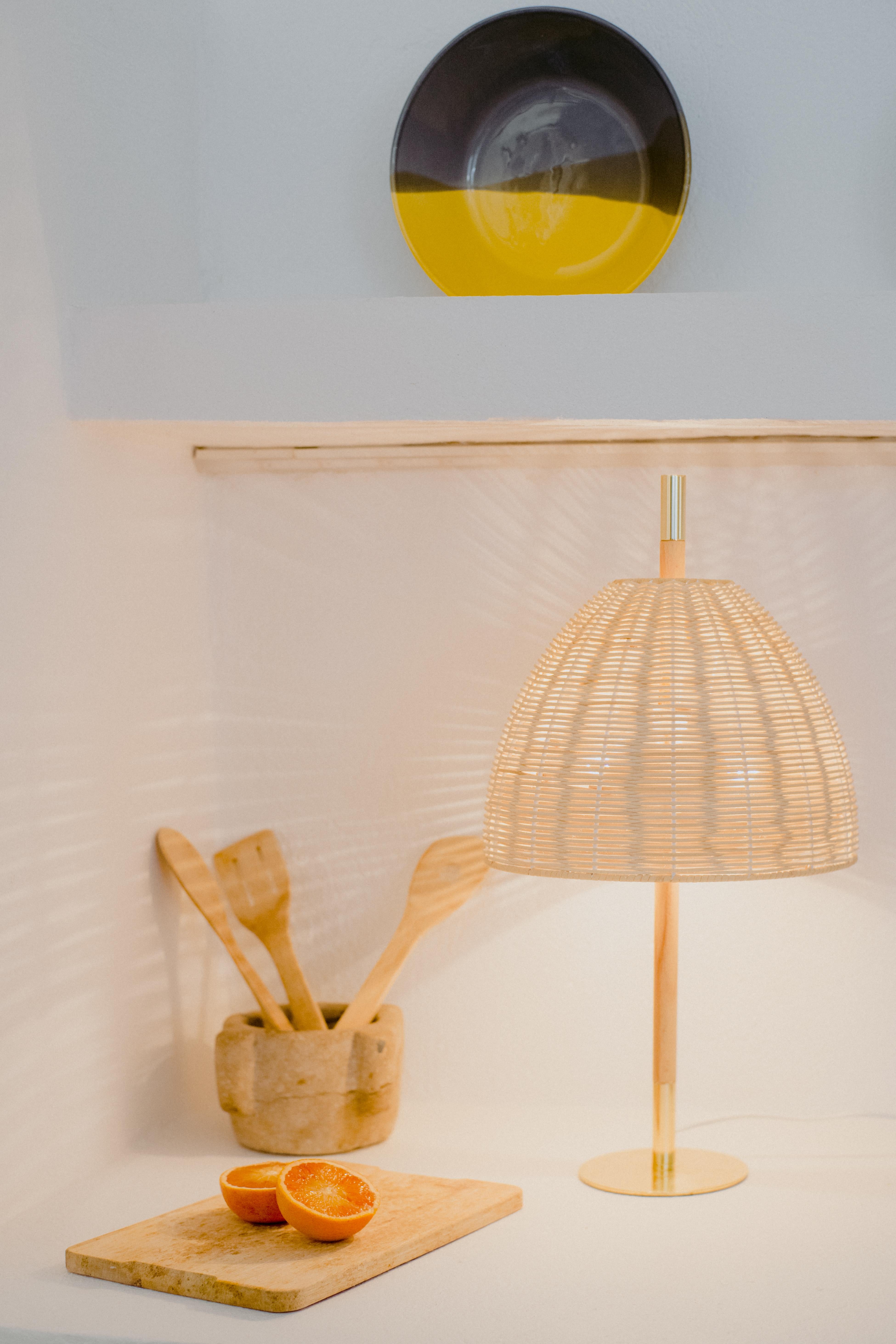 Lampe de bureau contemporaine faite à la main, laiton rotin naturel, objets méditerranéens en vente 8