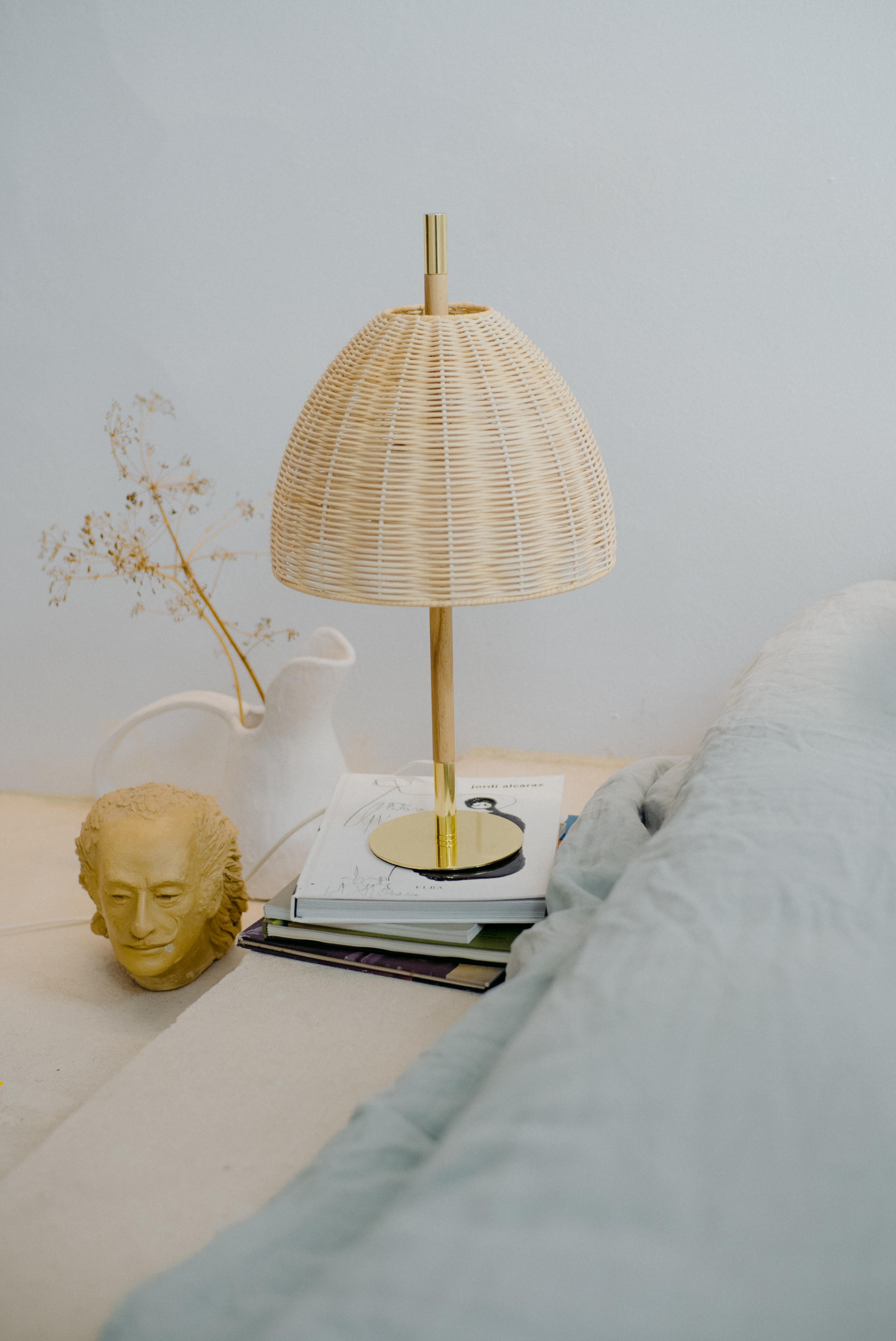 Lampe de bureau contemporaine faite à la main, laiton rotin naturel, objets méditerranéens en vente 9